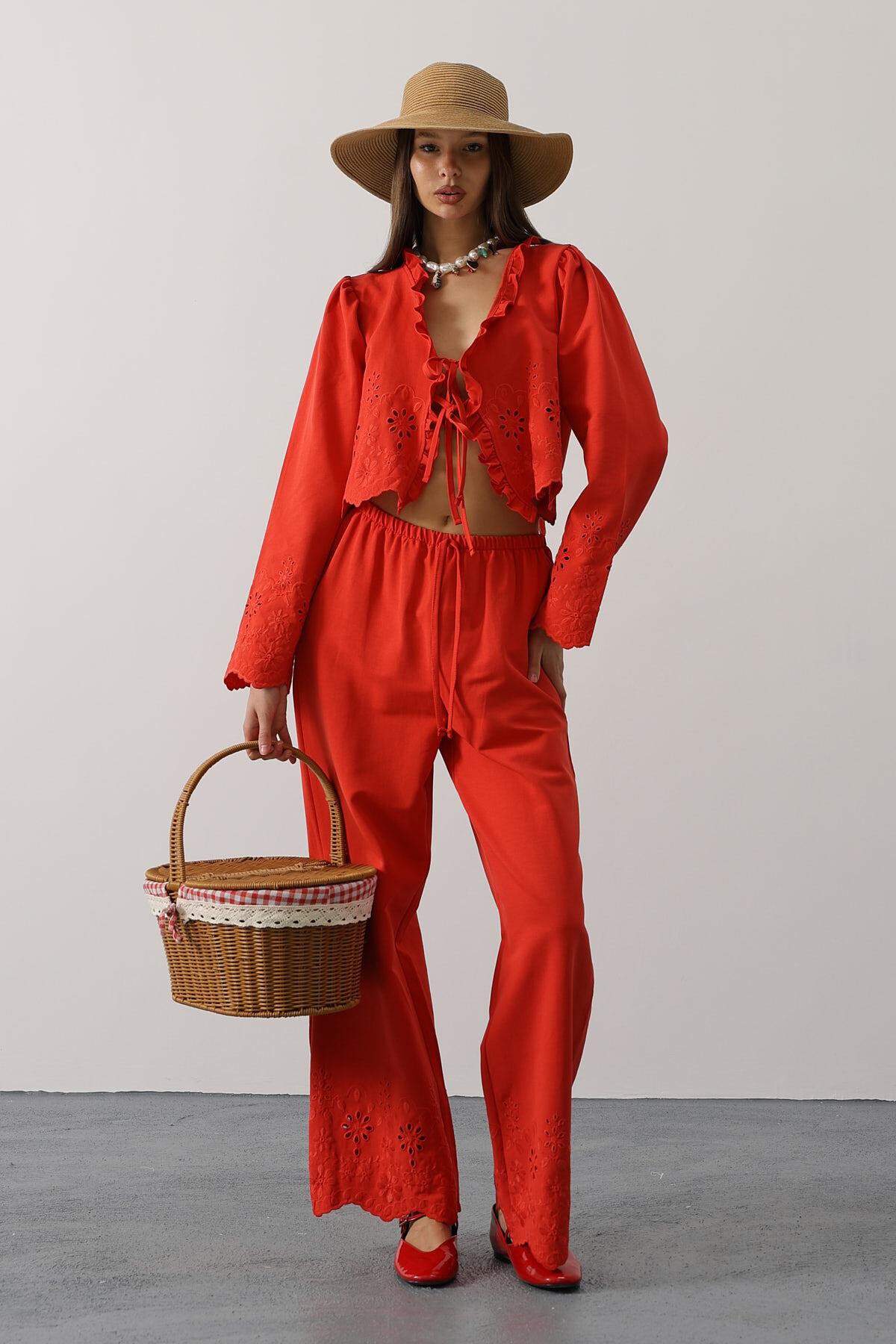 Kırmızı Yakası Fırfırlı Bağlama Detaylı Bluz Ve Beli Lastikli Pantolon İşlemeli Takım
