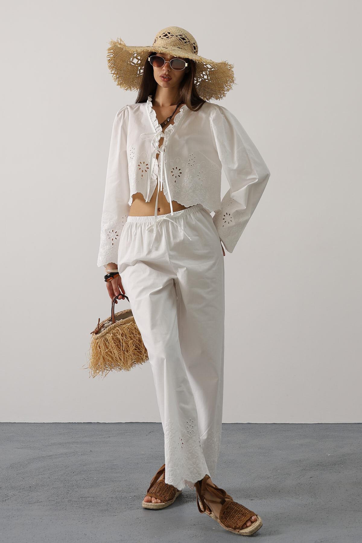 Beyaz Yakası Fırfırlı Bağlama Detaylı Bluz Ve Beli Lastikli Pantolon İşlemeli Takım