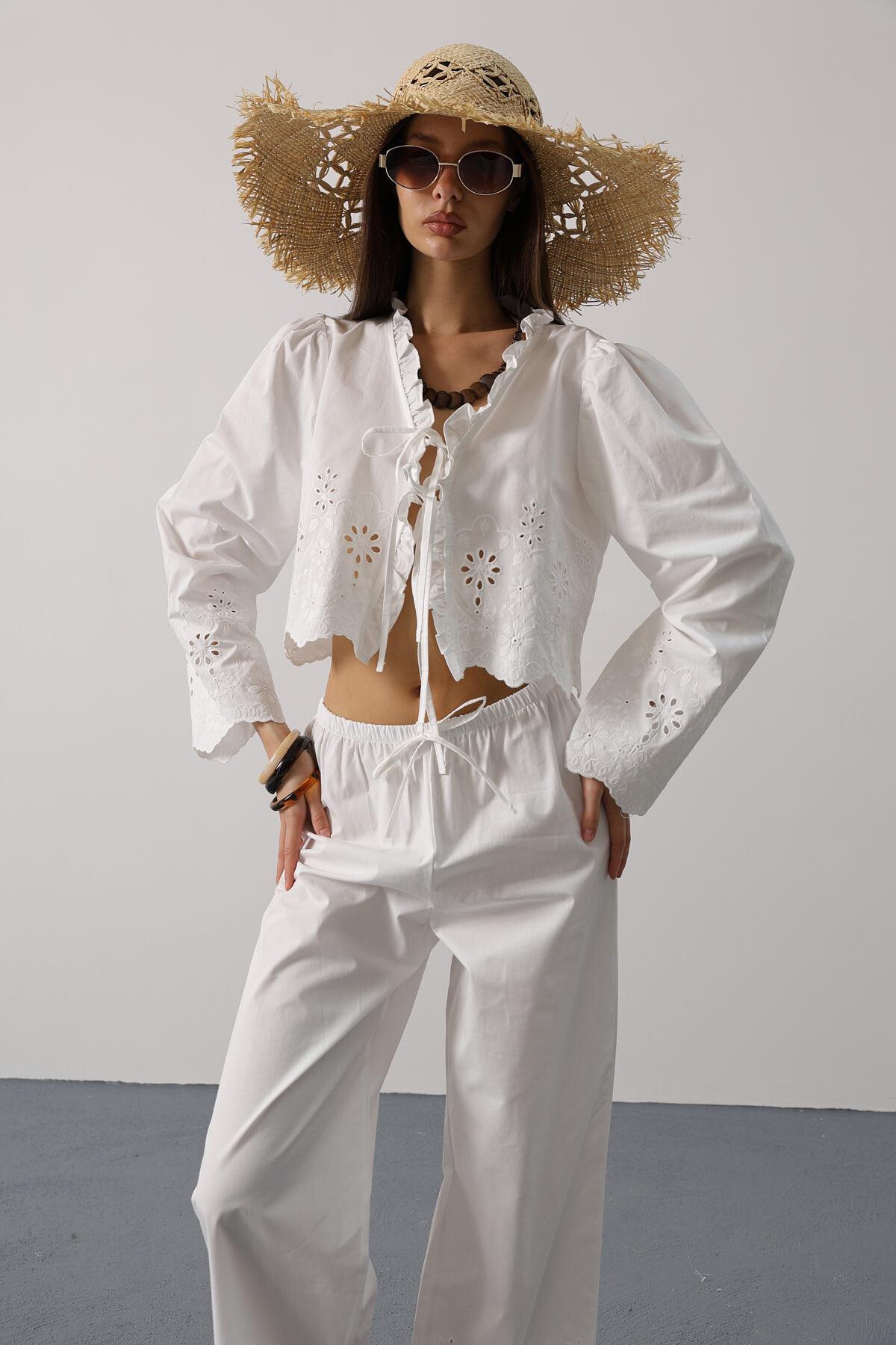 Beyaz Yakası Fırfırlı Bağlama Detaylı Bluz Ve Beli Lastikli Pantolon İşlemeli Takım