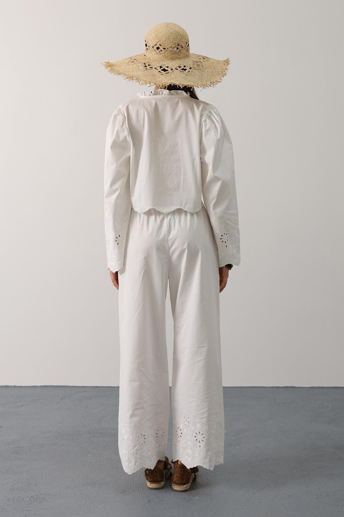 Beyaz Yakası Fırfırlı Bağlama Detaylı Bluz Ve Beli Lastikli Pantolon İşlemeli Takım