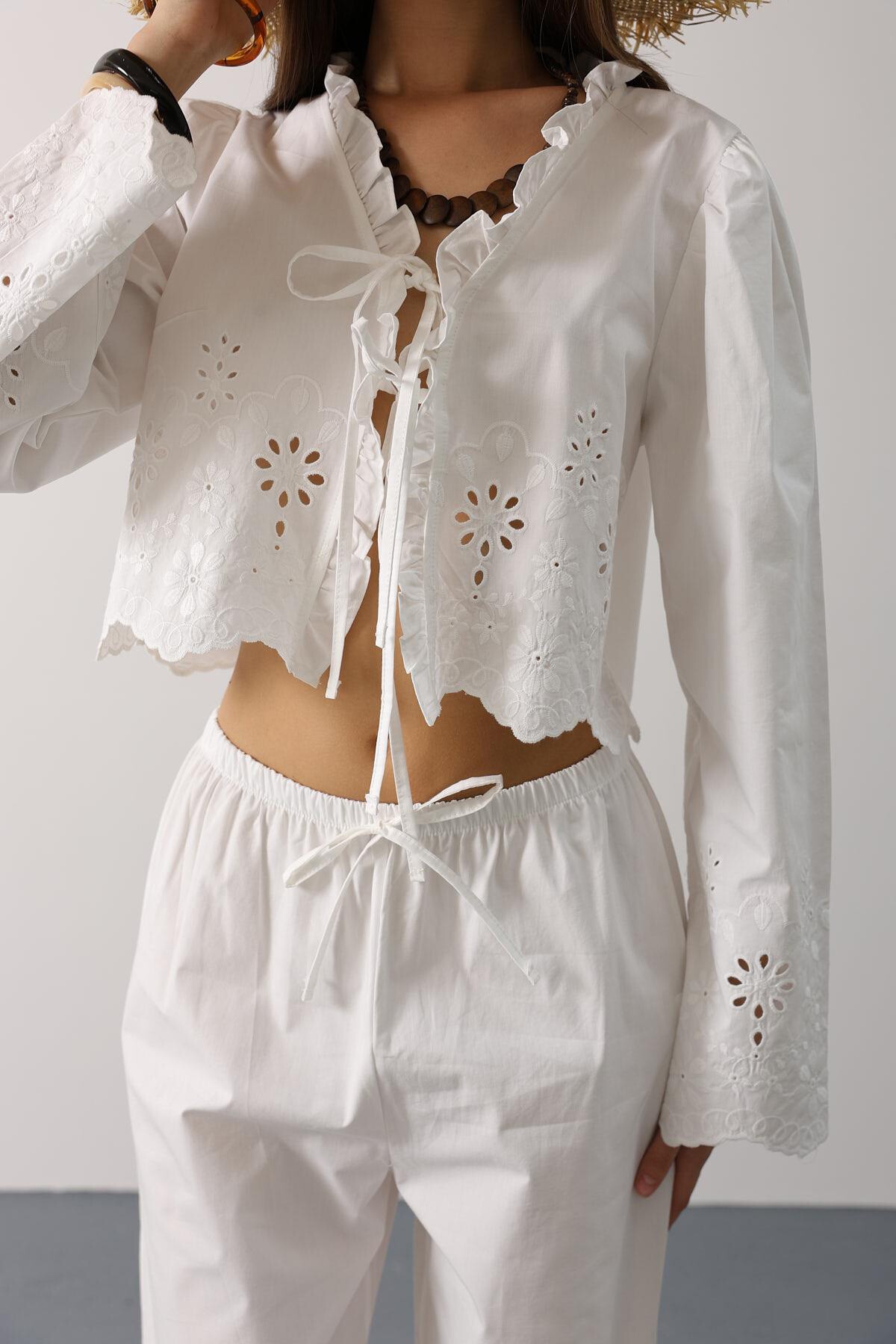 Beyaz Yakası Fırfırlı Bağlama Detaylı Bluz Ve Beli Lastikli Pantolon İşlemeli Takım