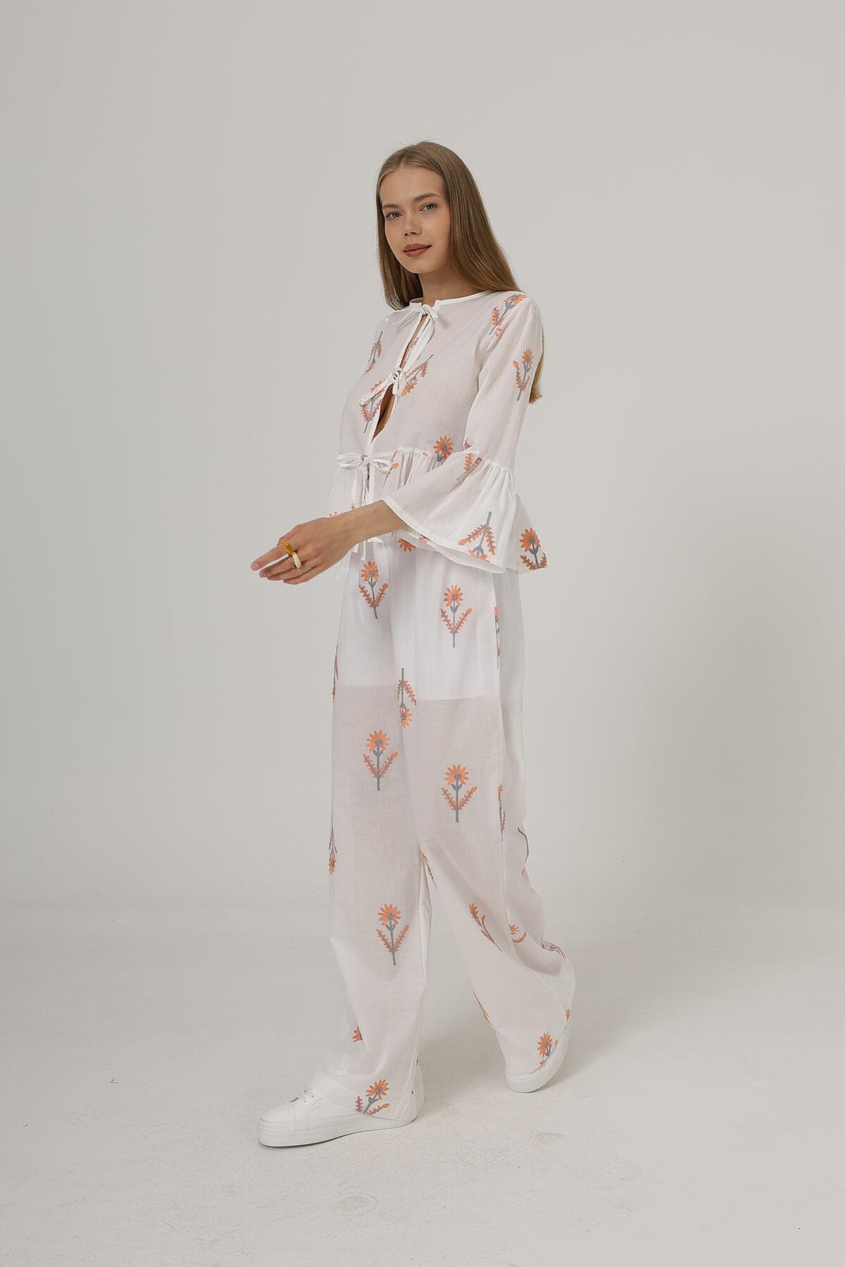 Beyaz Kendinden İşlemeli Astarlı Rahat Kesim Pantolon