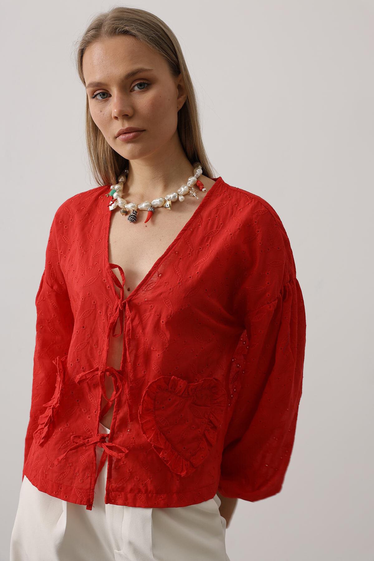 Kırmızı Kalp Detaylı Bağlamalı Brode Bluz
