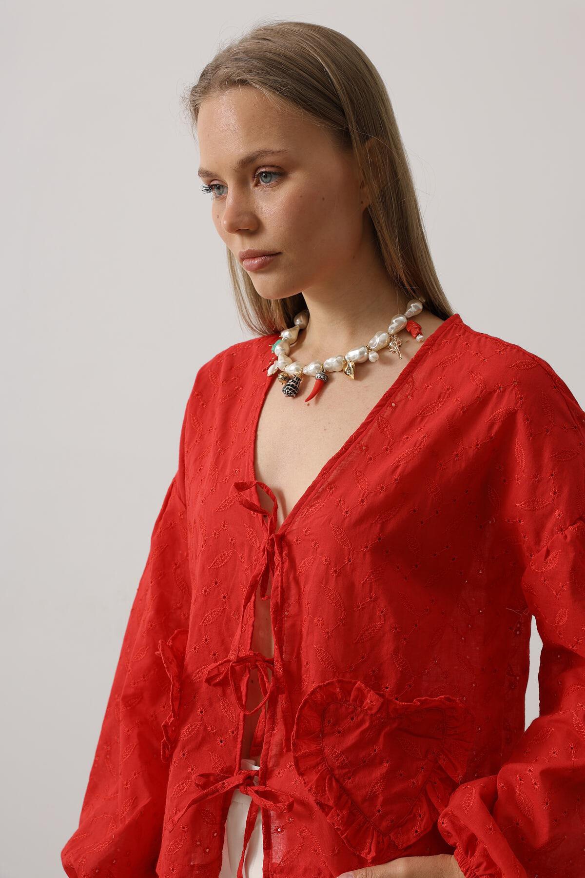 Kırmızı Kalp Detaylı Bağlamalı Brode Bluz