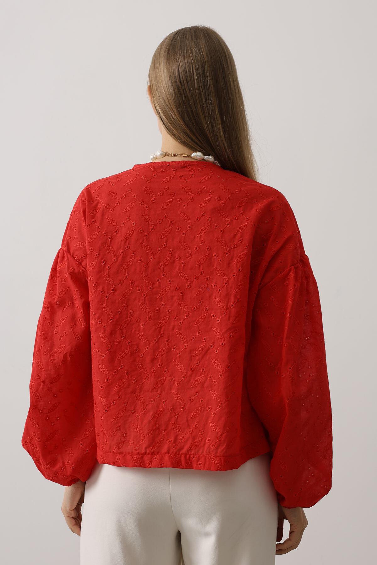 Kırmızı Kalp Detaylı Bağlamalı Brode Bluz