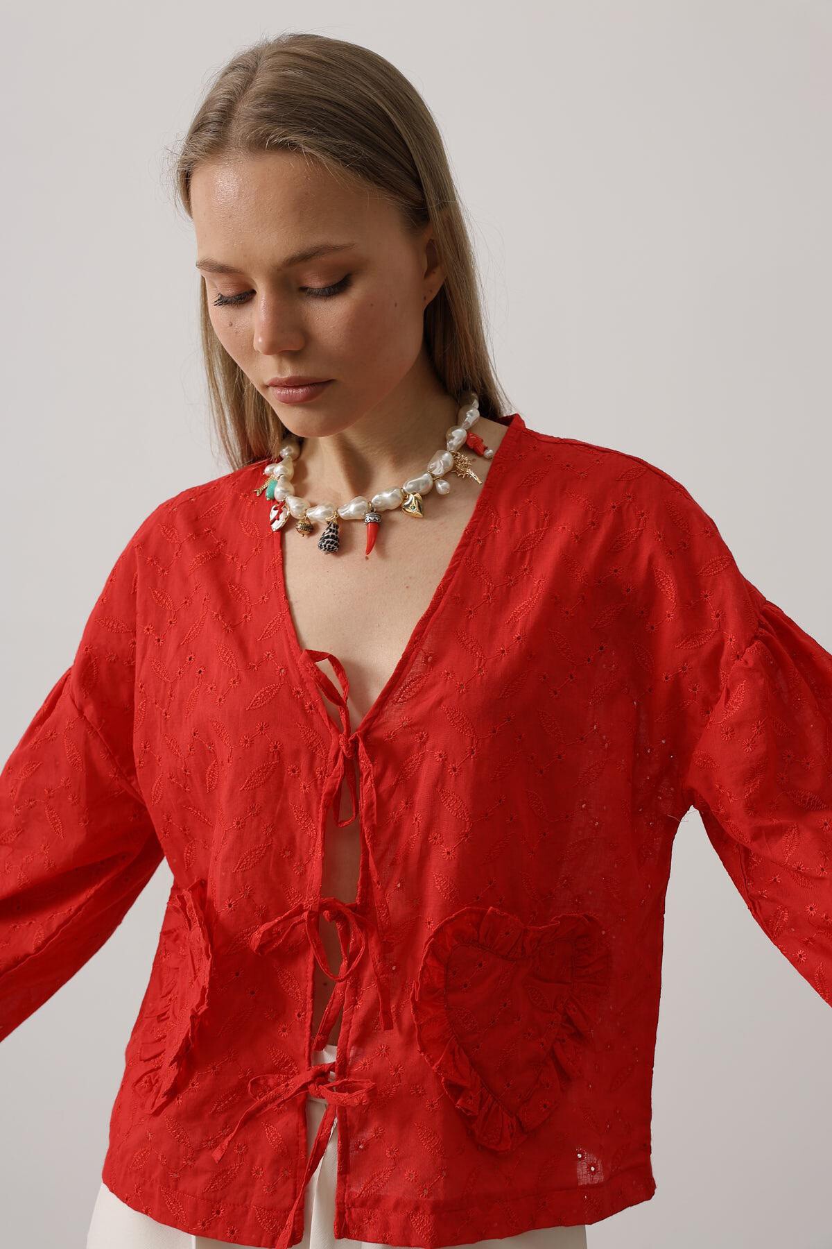 Kırmızı Kalp Detaylı Bağlamalı Brode Bluz