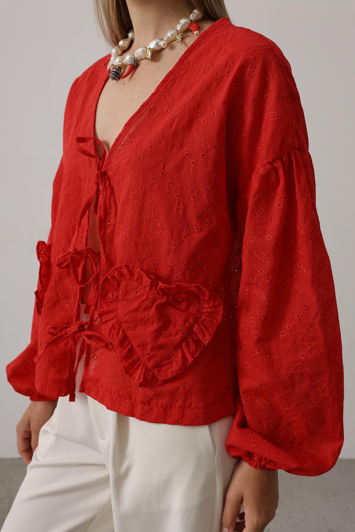 Kırmızı Kalp Detaylı Bağlamalı Brode Bluz