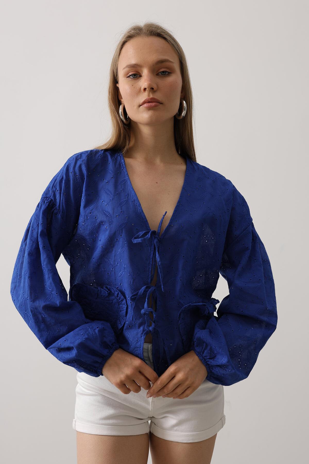 Saks Kalp Detaylı Bağlamalı Brode Bluz