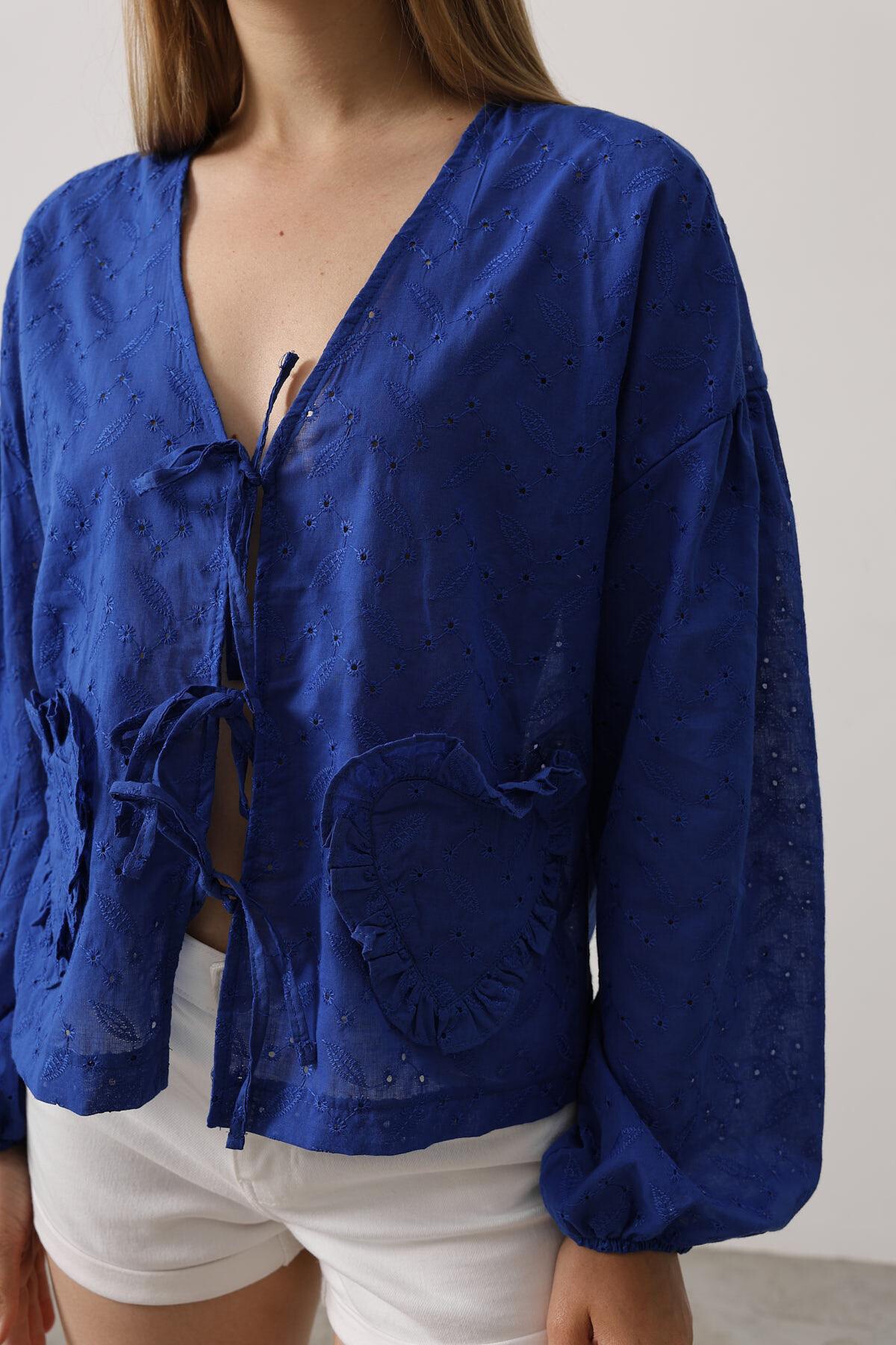 Saks Kalp Detaylı Bağlamalı Brode Bluz