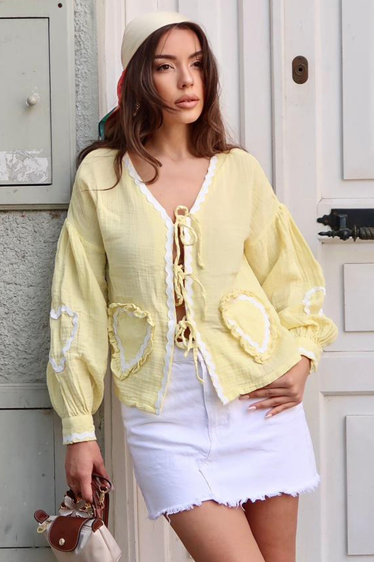 Sarı Kalp Nakışlı Bağlamalı Mevsimlik Ceket