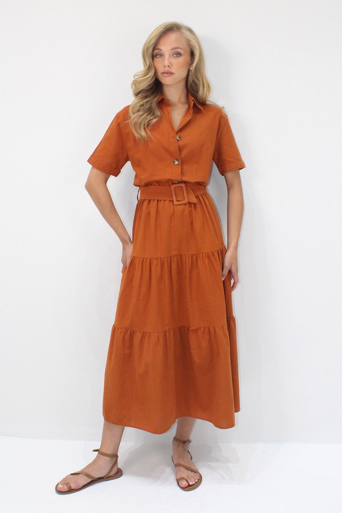 Kiremit Gömlek Yaka Önü Düğmeli Eteği Volanlı Kendinden Kemerli Maxi Boy Keten Elbise