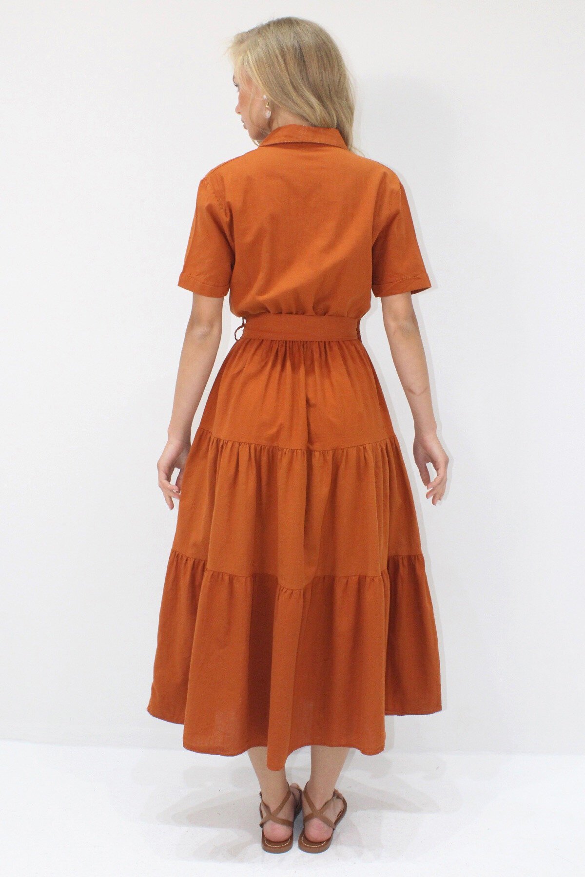 Kiremit Gömlek Yaka Önü Düğmeli Eteği Volanlı Kendinden Kemerli Maxi Boy Keten Elbise