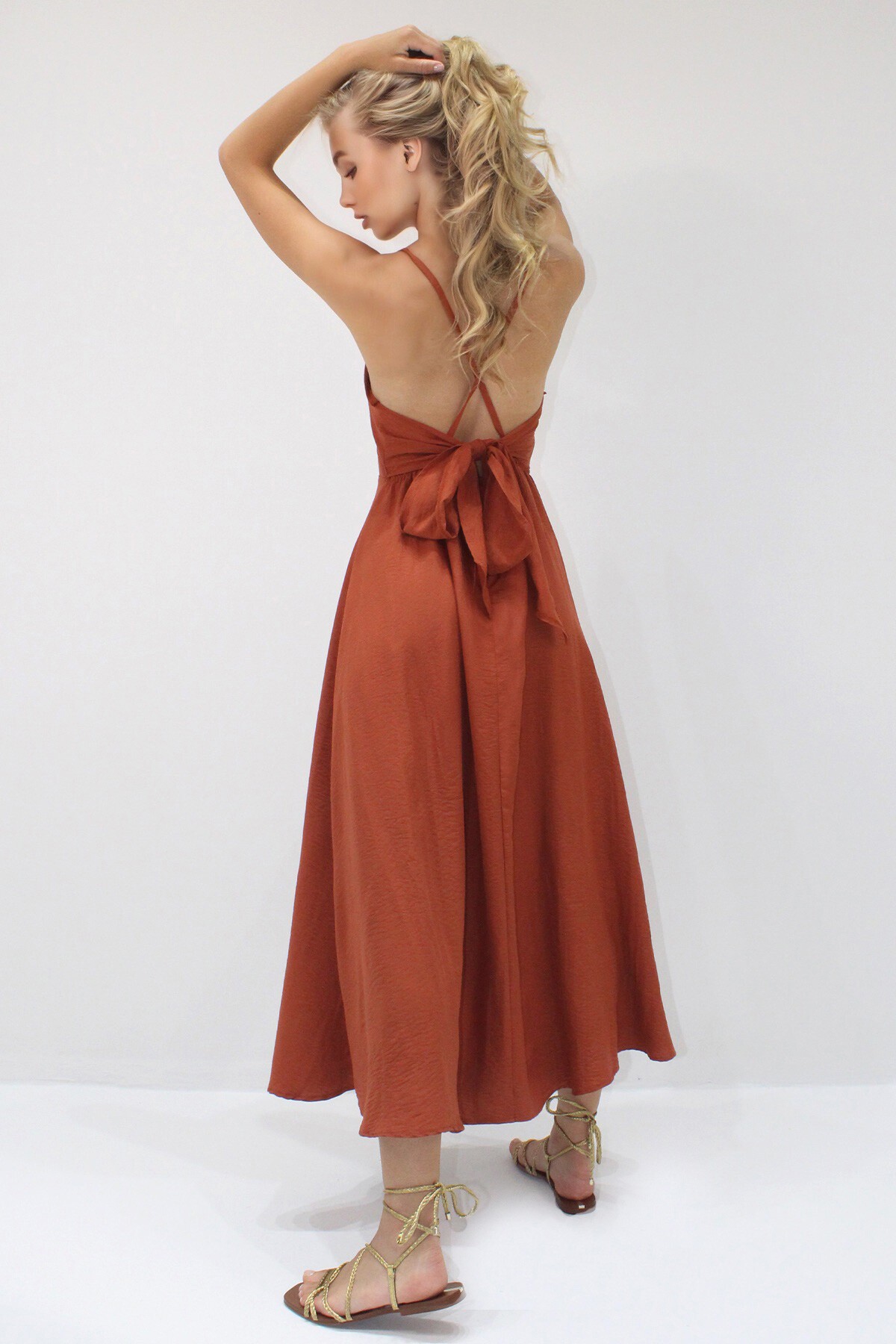 Kiremit İp Askılı Sırtı Bağlama Detaylı Maxi Boy Yazlık Elbise