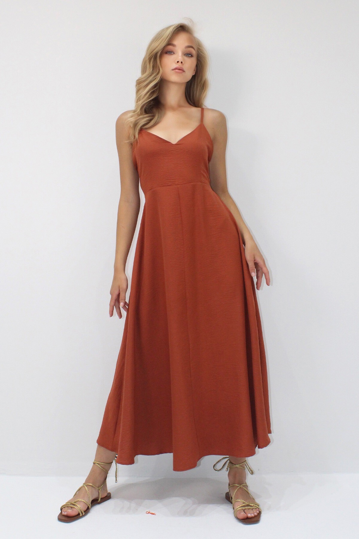 Kiremit İp Askılı Sırtı Bağlama Detaylı Maxi Boy Yazlık Elbise