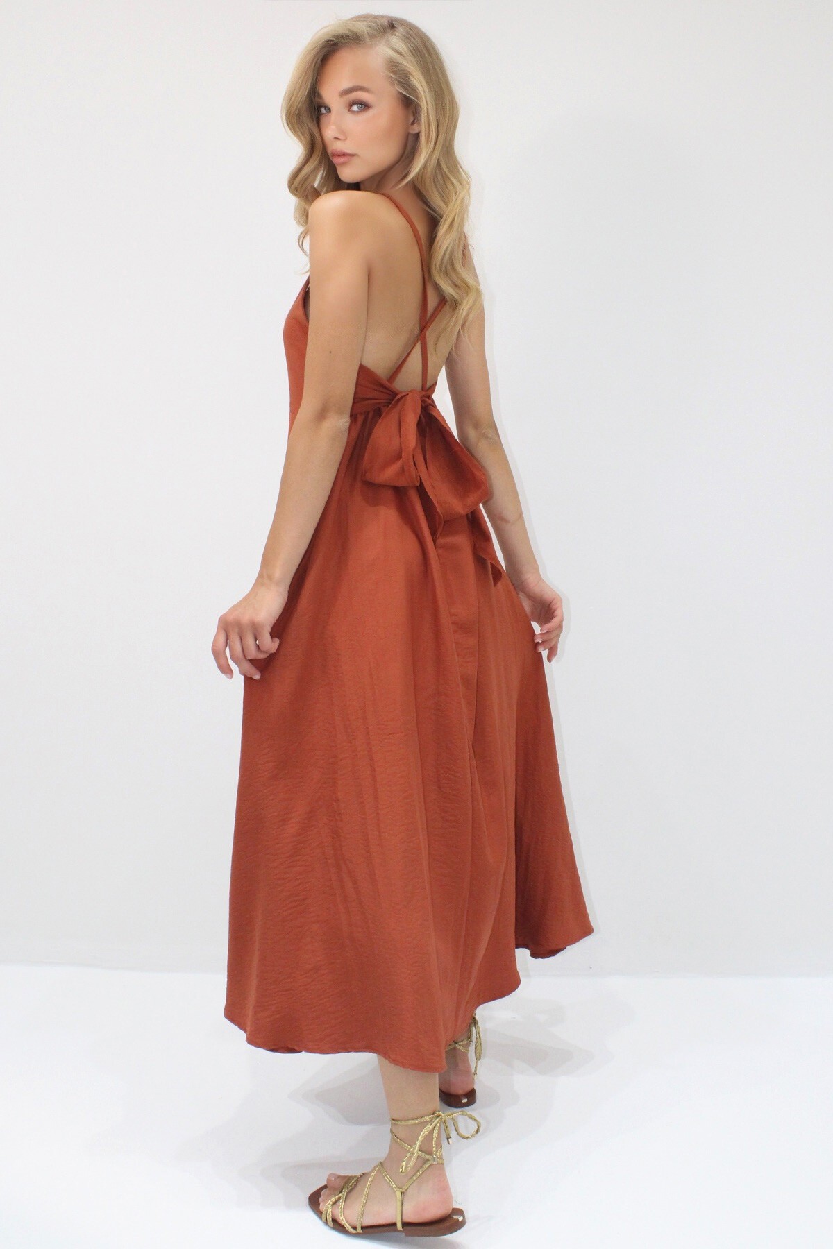 Kiremit İp Askılı Sırtı Bağlama Detaylı Maxi Boy Yazlık Elbise