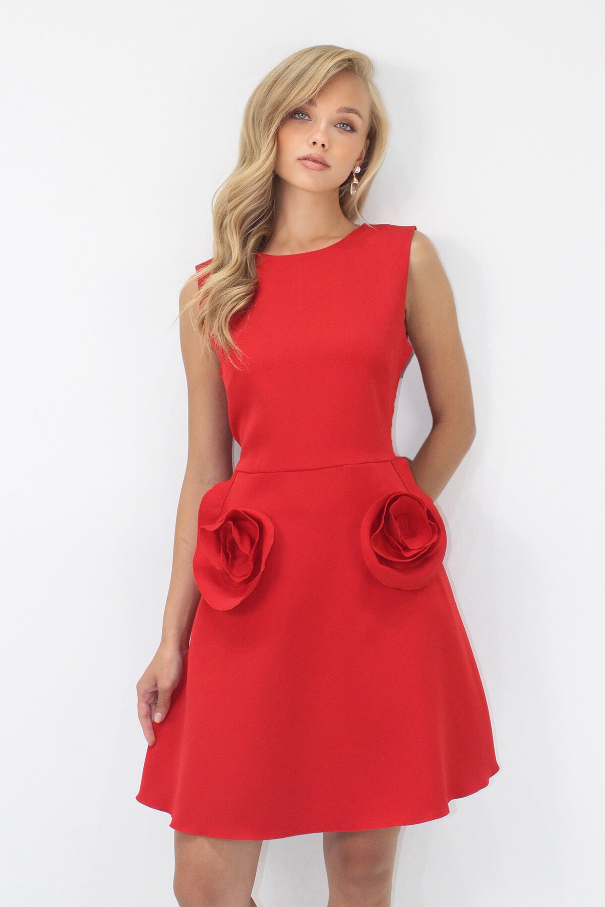 Kırmızı Cep Detaylı Sırtı Fermuarlı Kolsuz Dokuma Elbise