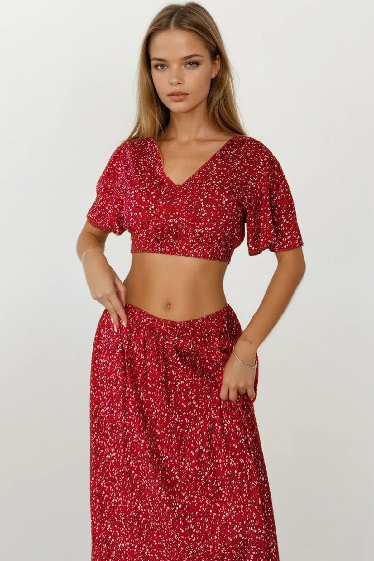 Kırmızı Çiçek Desenli Crop Bluz Ve Etek Takım