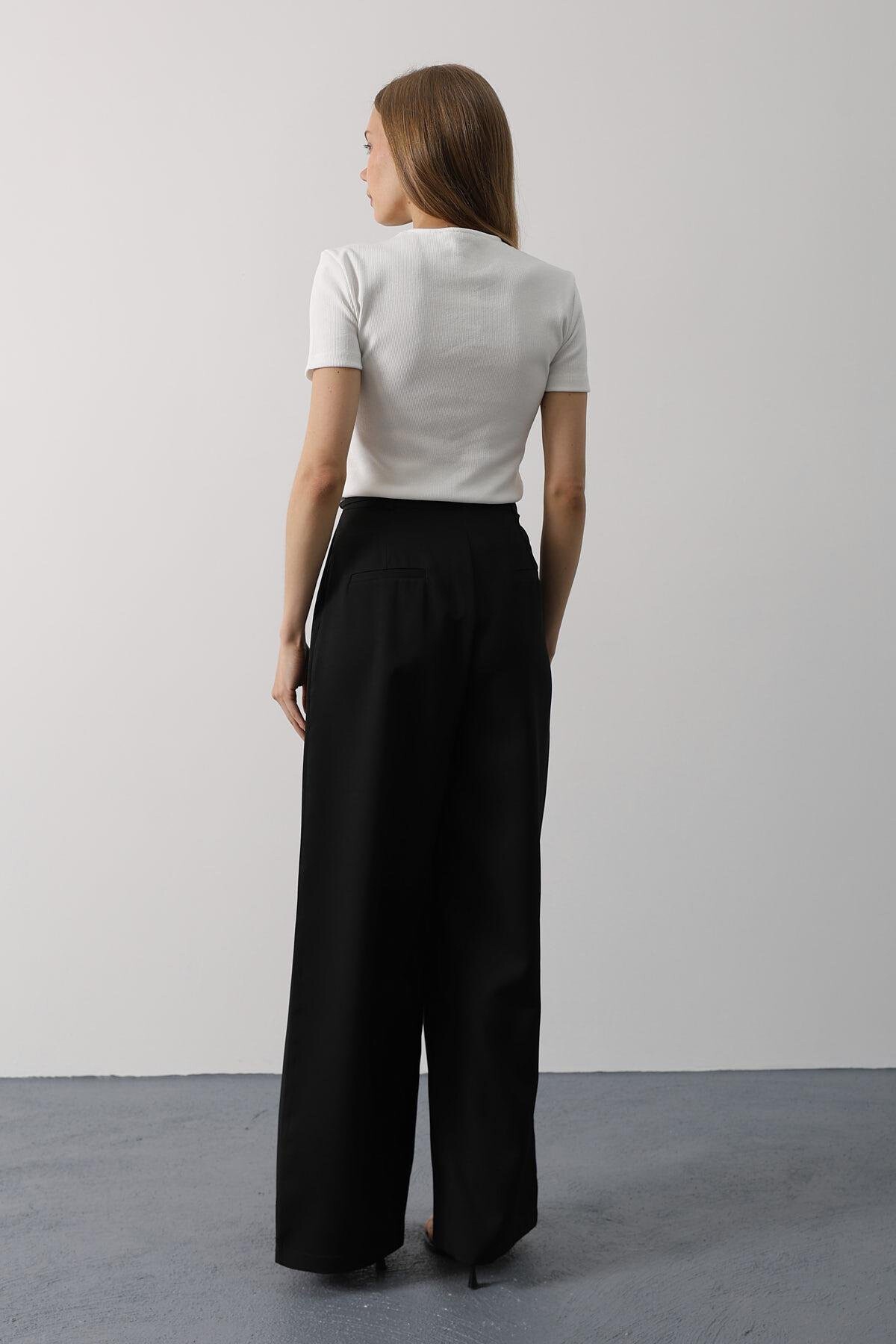 Beyaz Bisiklet Yaka Düğme Aksesuarlı Bluz