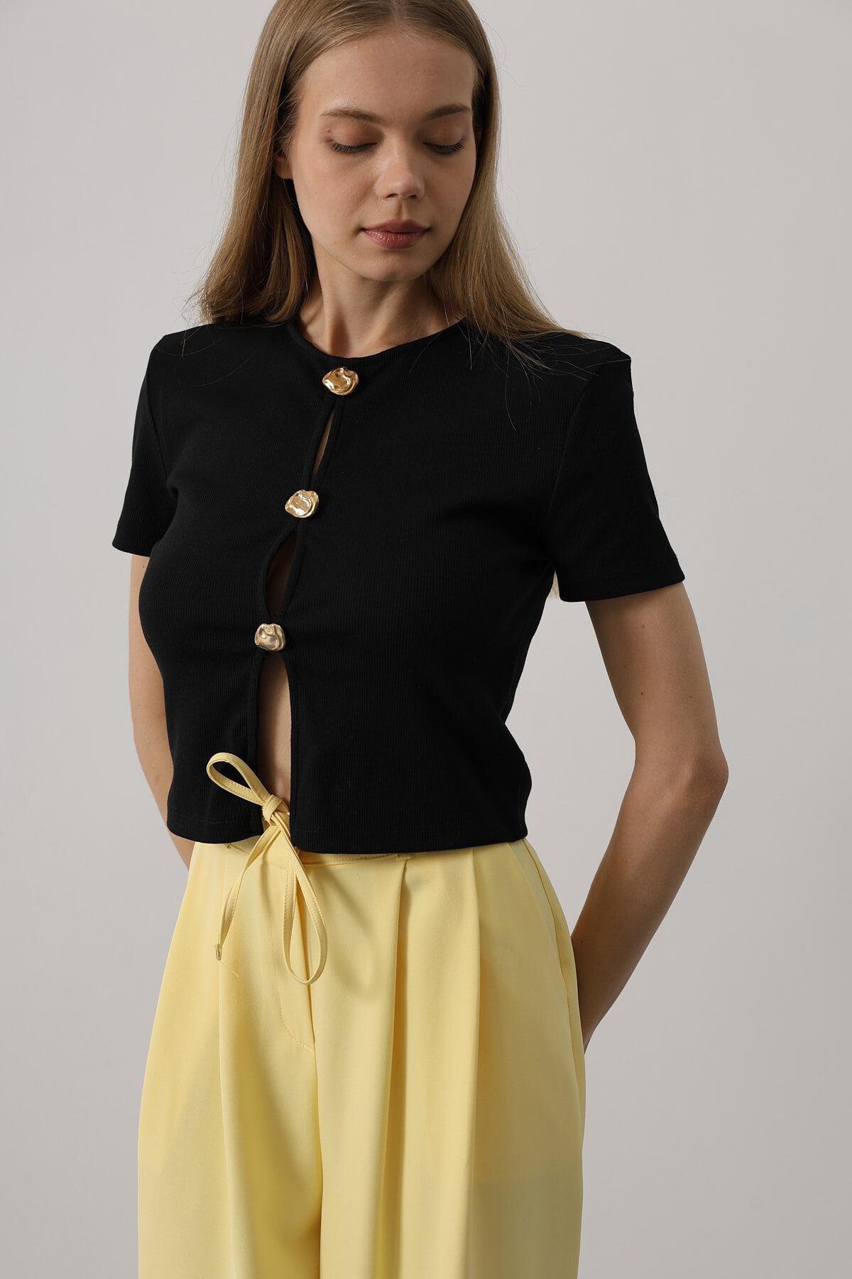 Siyah Bisiklet Yaka Düğme Aksesuarlı Bluz