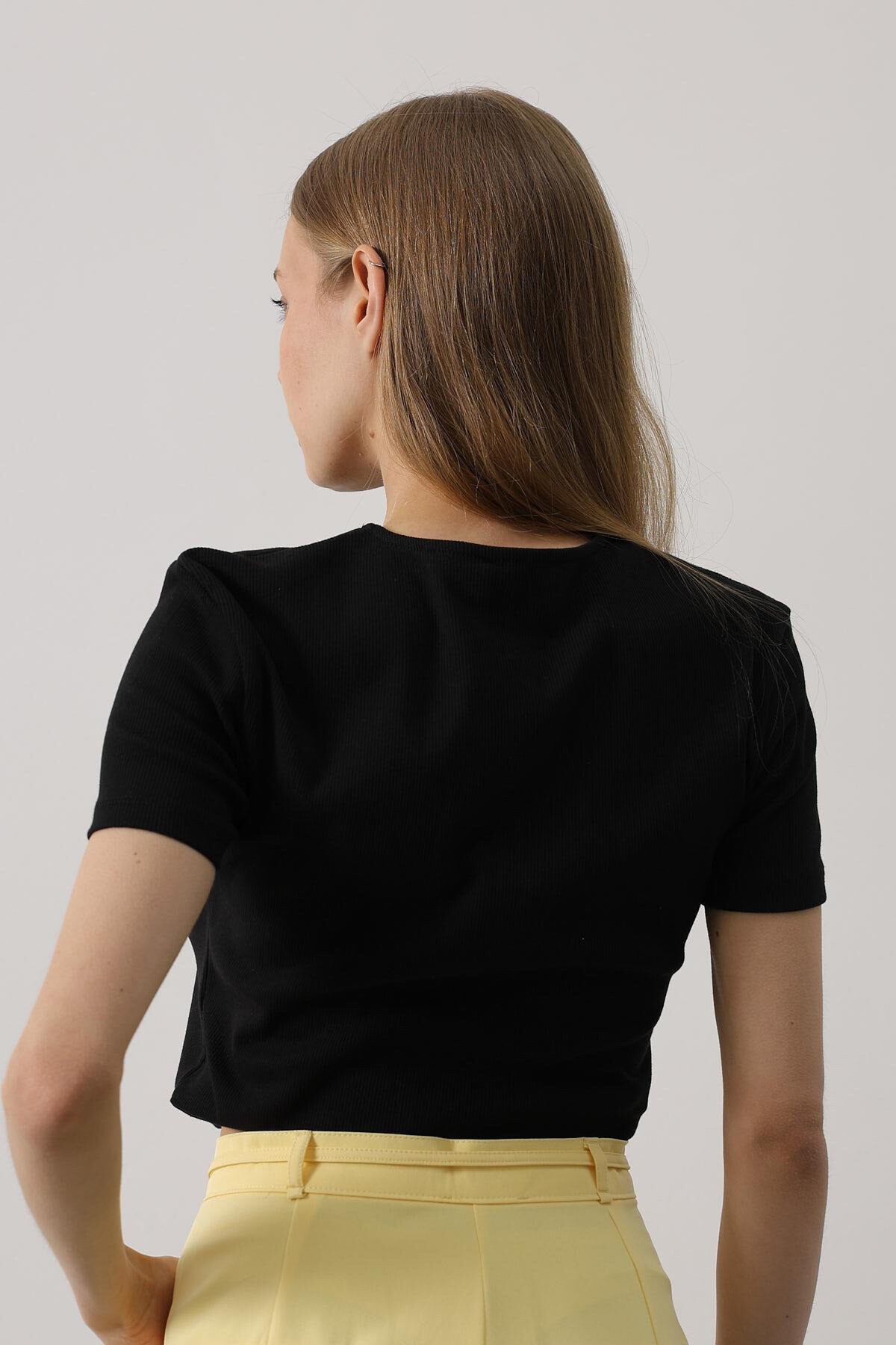 Siyah Bisiklet Yaka Düğme Aksesuarlı Bluz