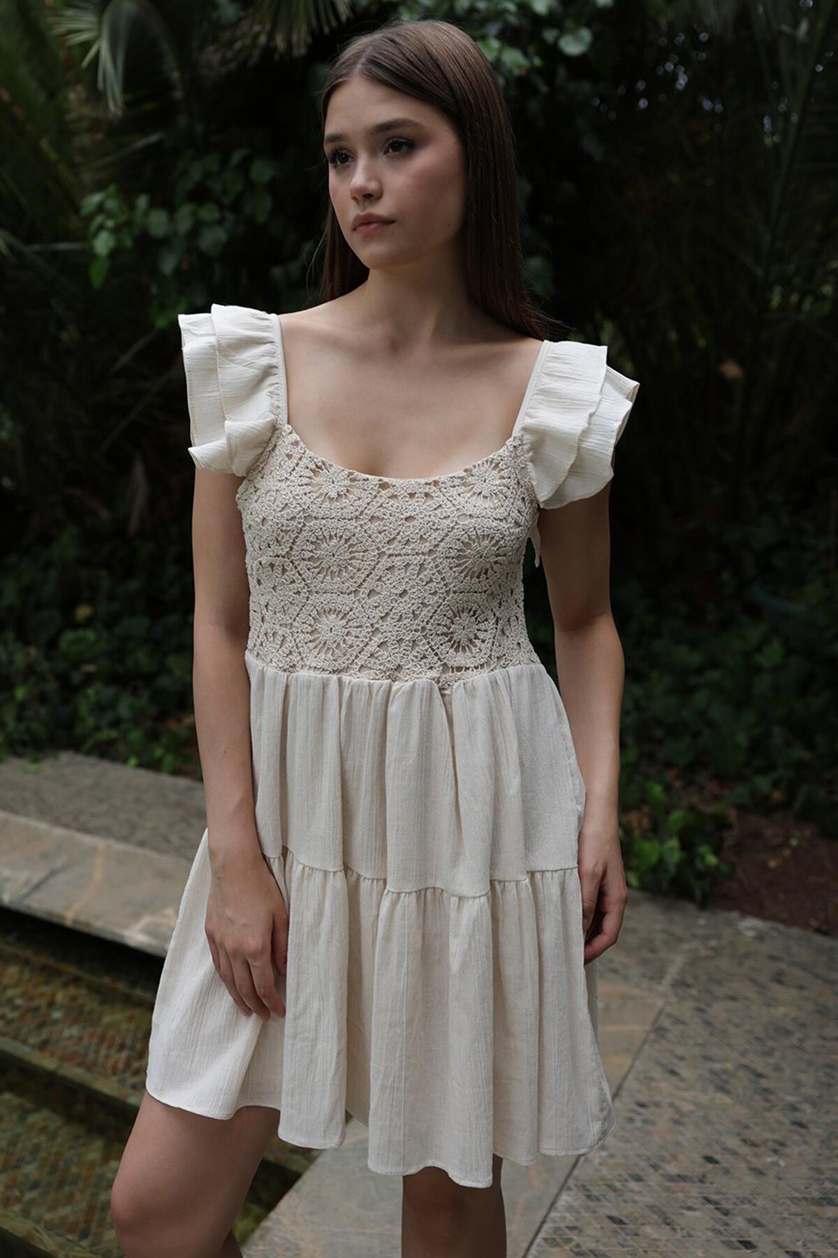 Ekru Dantel İşlemeli Kolları Fırfırlı Mini Boy Elbise