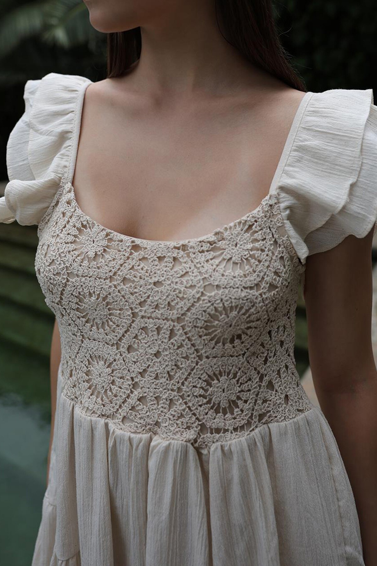 Ekru Dantel İşlemeli Kolları Fırfırlı Mini Boy Elbise