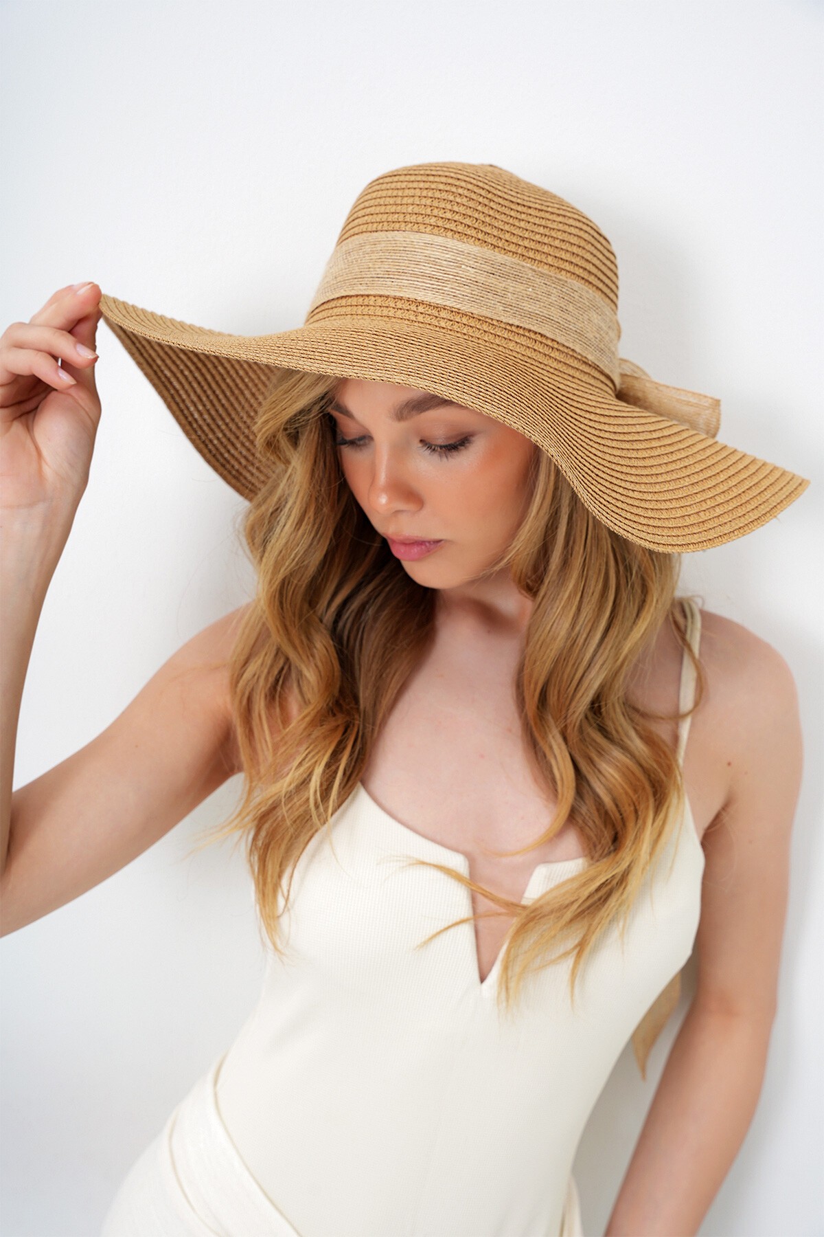 Koyu Bej Fiyonk Detaylı Geniş Hasır Şapka