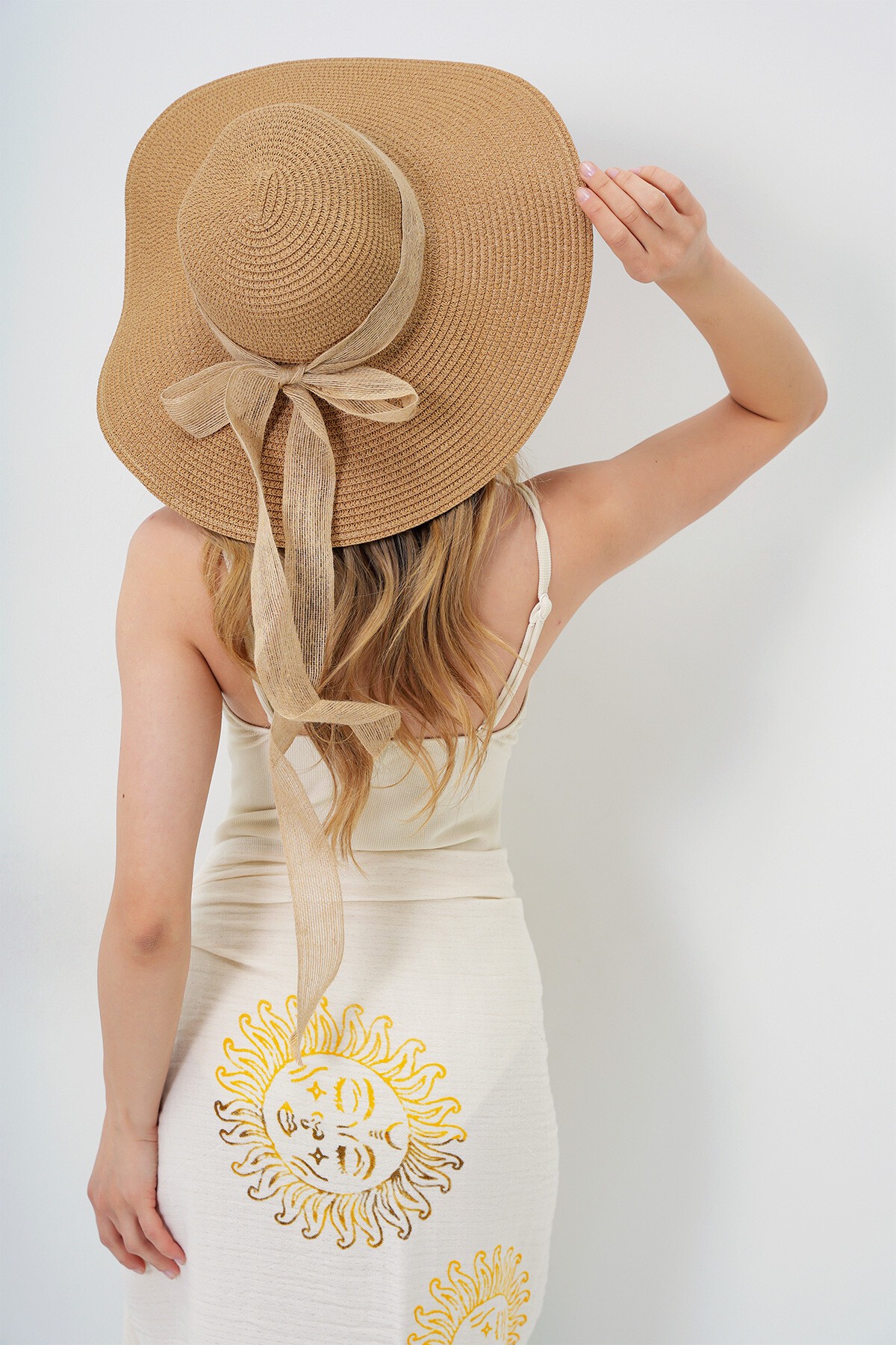 Koyu Bej Fiyonk Detaylı Geniş Hasır Şapka