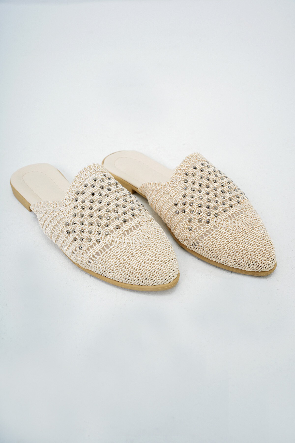 Krem Boncuk İşlemeli Örme Triko Düz Terlik