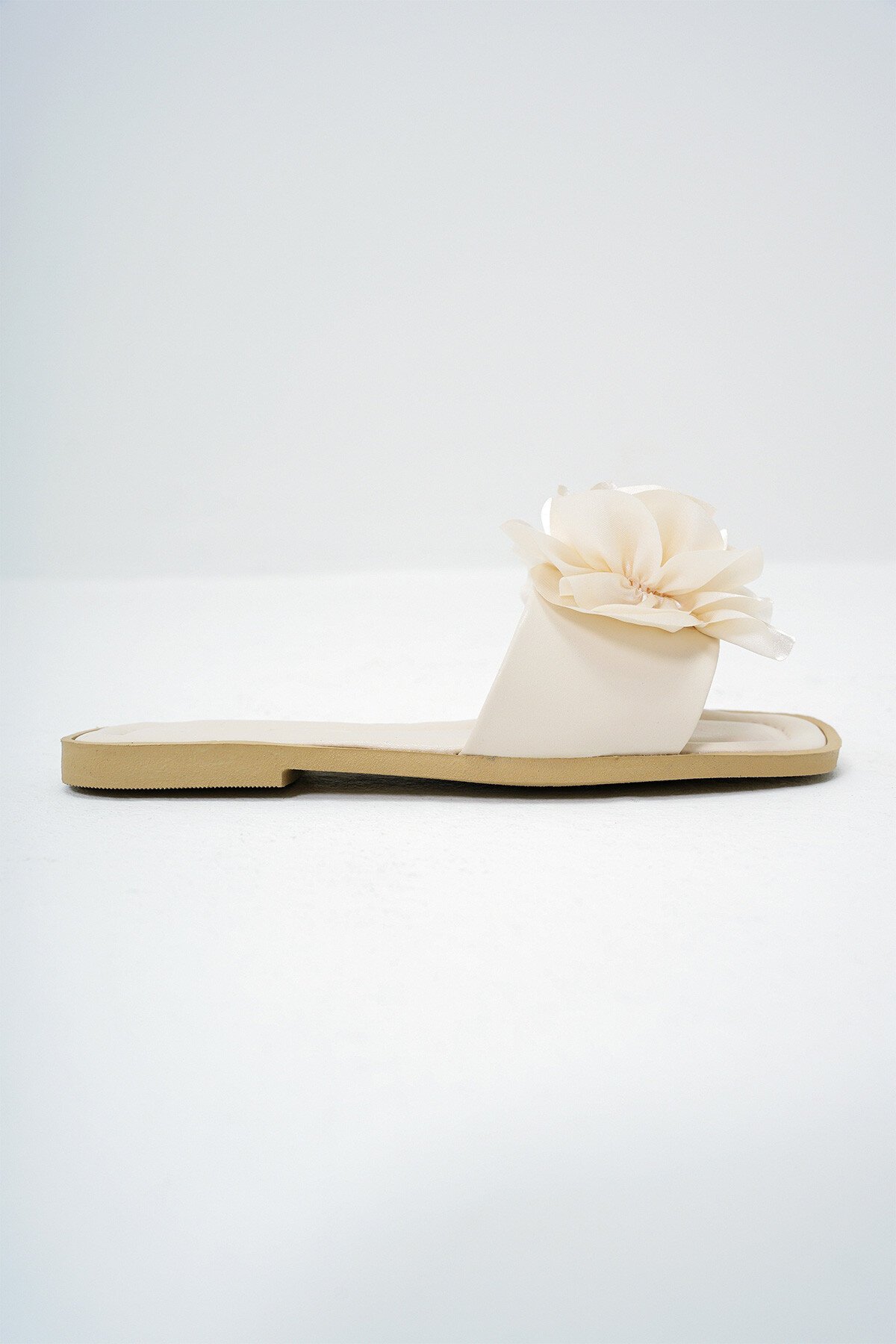 Krem Çiçek Aksesuarlı Suni Deri Düz Terlik