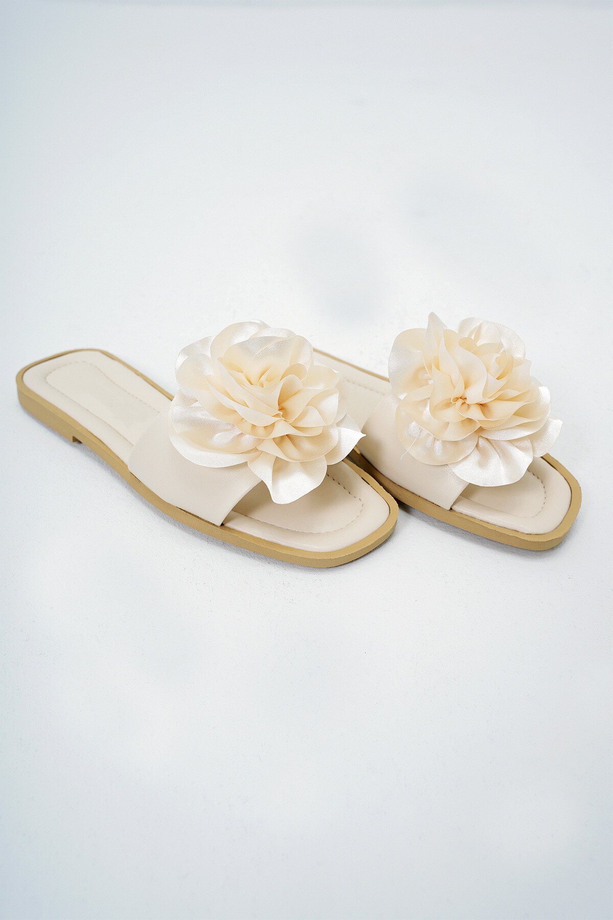 Krem Çiçek Aksesuarlı Suni Deri Düz Terlik