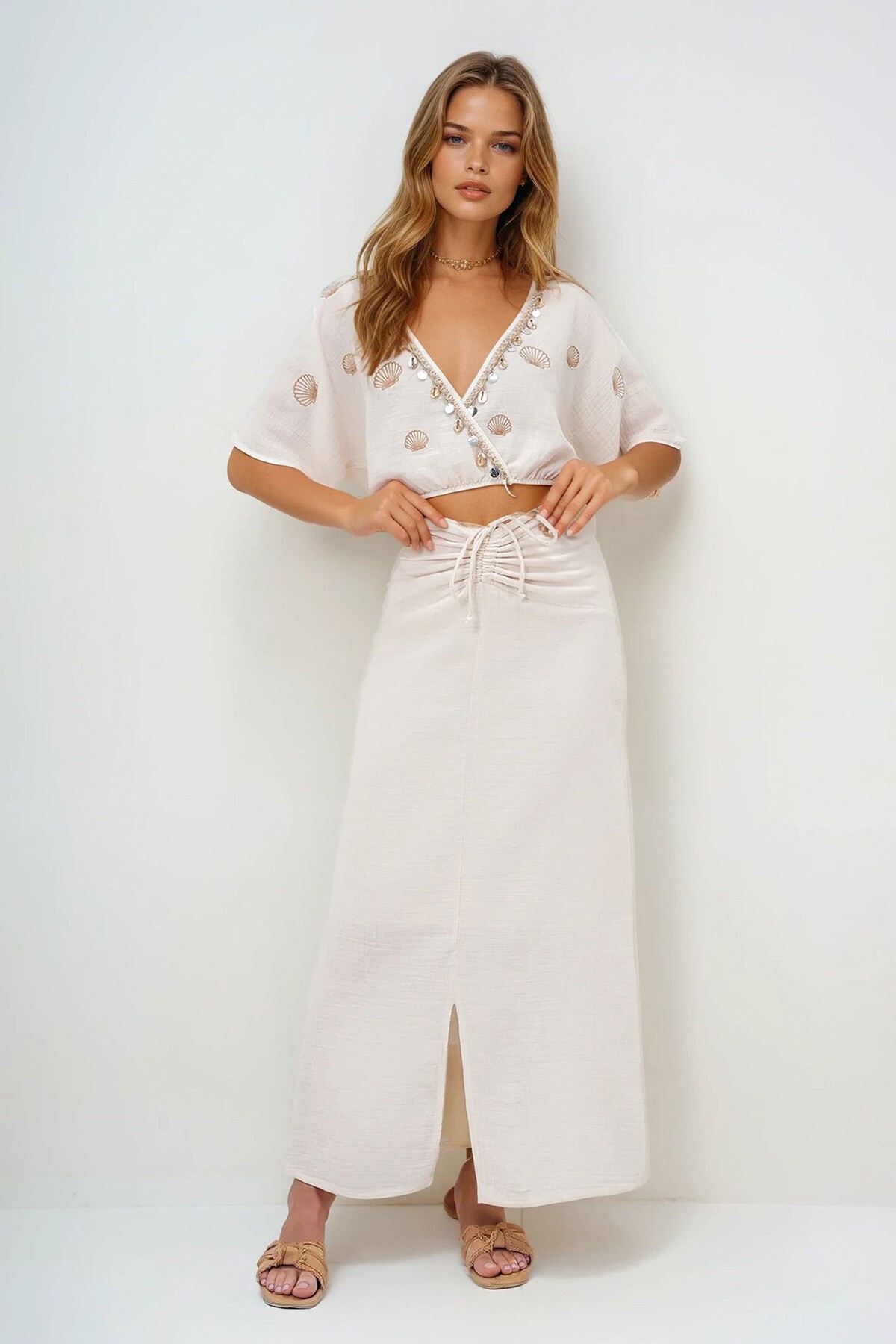 Krem Kruvaze Yaka Sedef Ve Deniz Kabuğu İşlemeli Crop Müslin Bluz Ve Astarlı Etek Takım