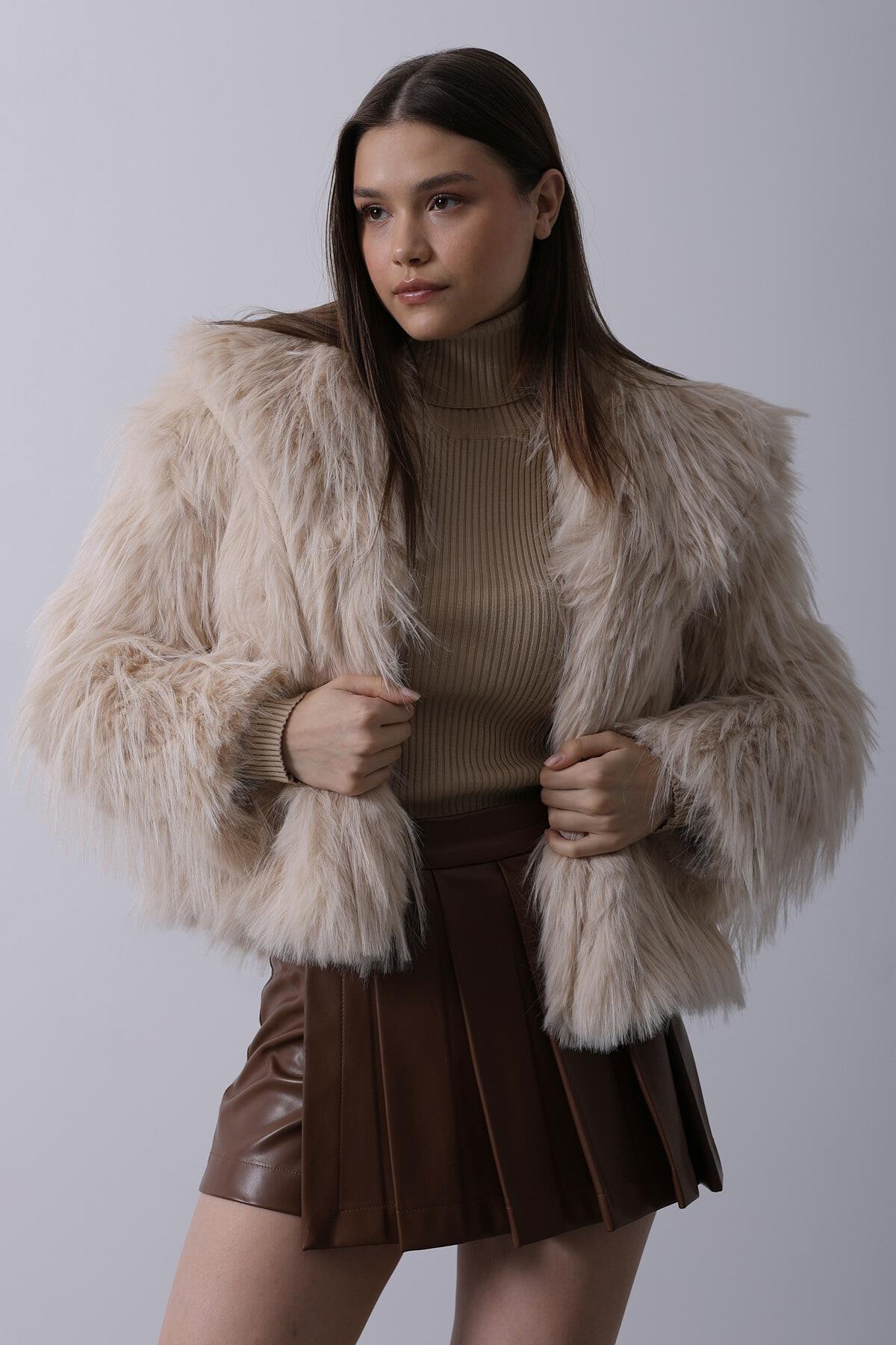 Bej Tüylü Suni Kürk Görünümlü Ceket