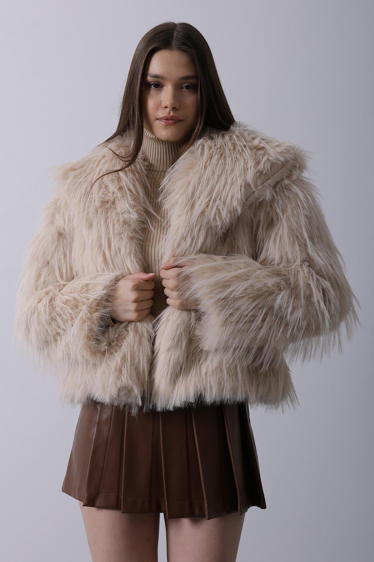 Bej Tüylü Suni Kürk Görünümlü Ceket