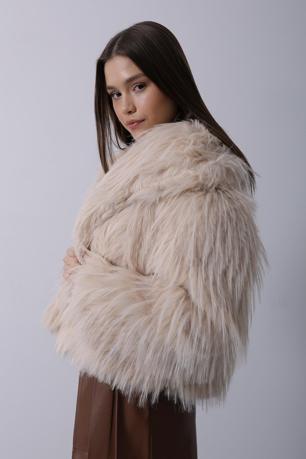 Bej Tüylü Suni Kürk Görünümlü Ceket