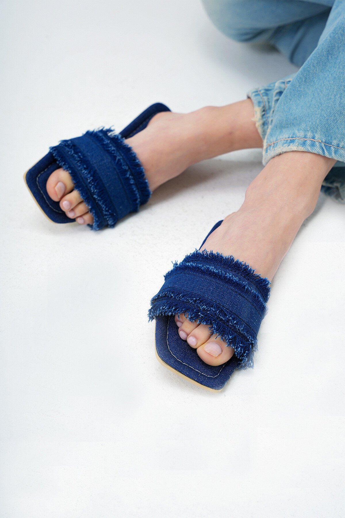 Lacivert Püskül Detaylı Keten Kumaş Düz Terlik