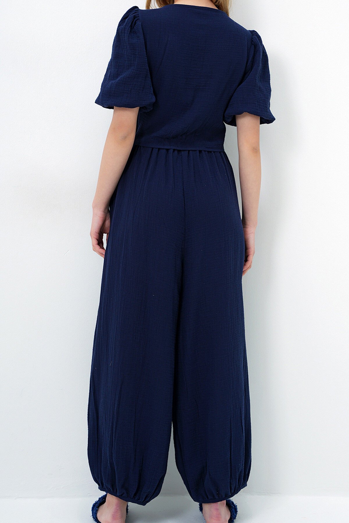 Lacivert V Yaka Önü Burgulu Balon Kol Müslin Bluz Ve Şalvar Kesim Pantolon Takım