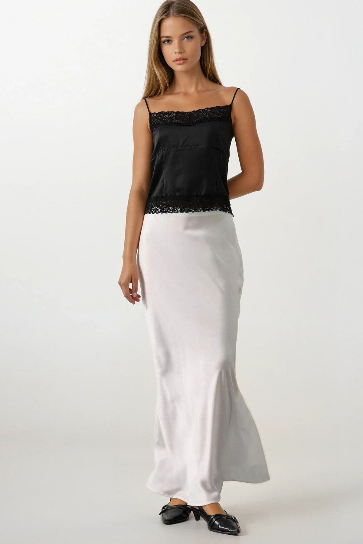 Siyah İnce İp Askılı Dantel Detaylı Saten Bluz