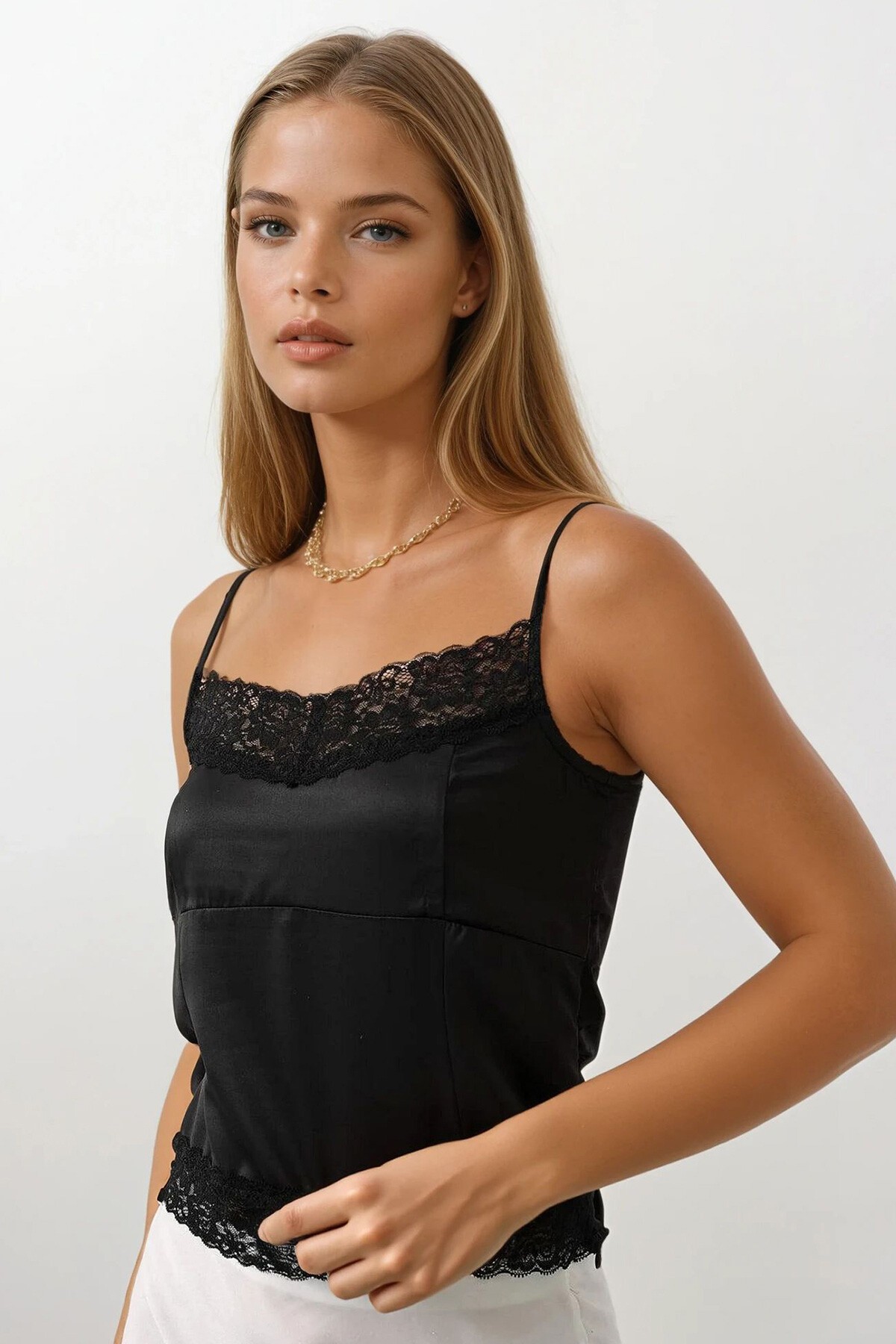 Siyah İnce İp Askılı Dantel Detaylı Saten Bluz