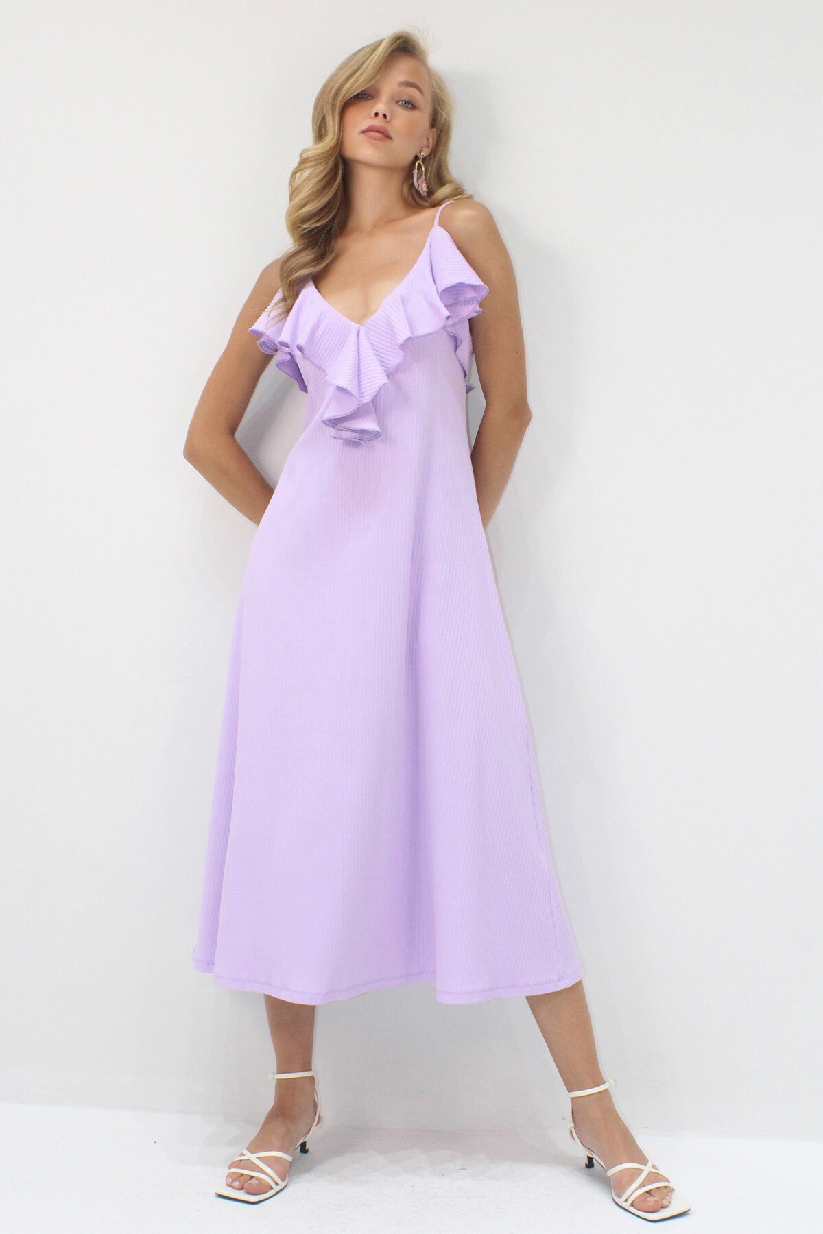 Lila Yakası Volanlı Askılı Midi Boy Elbise
