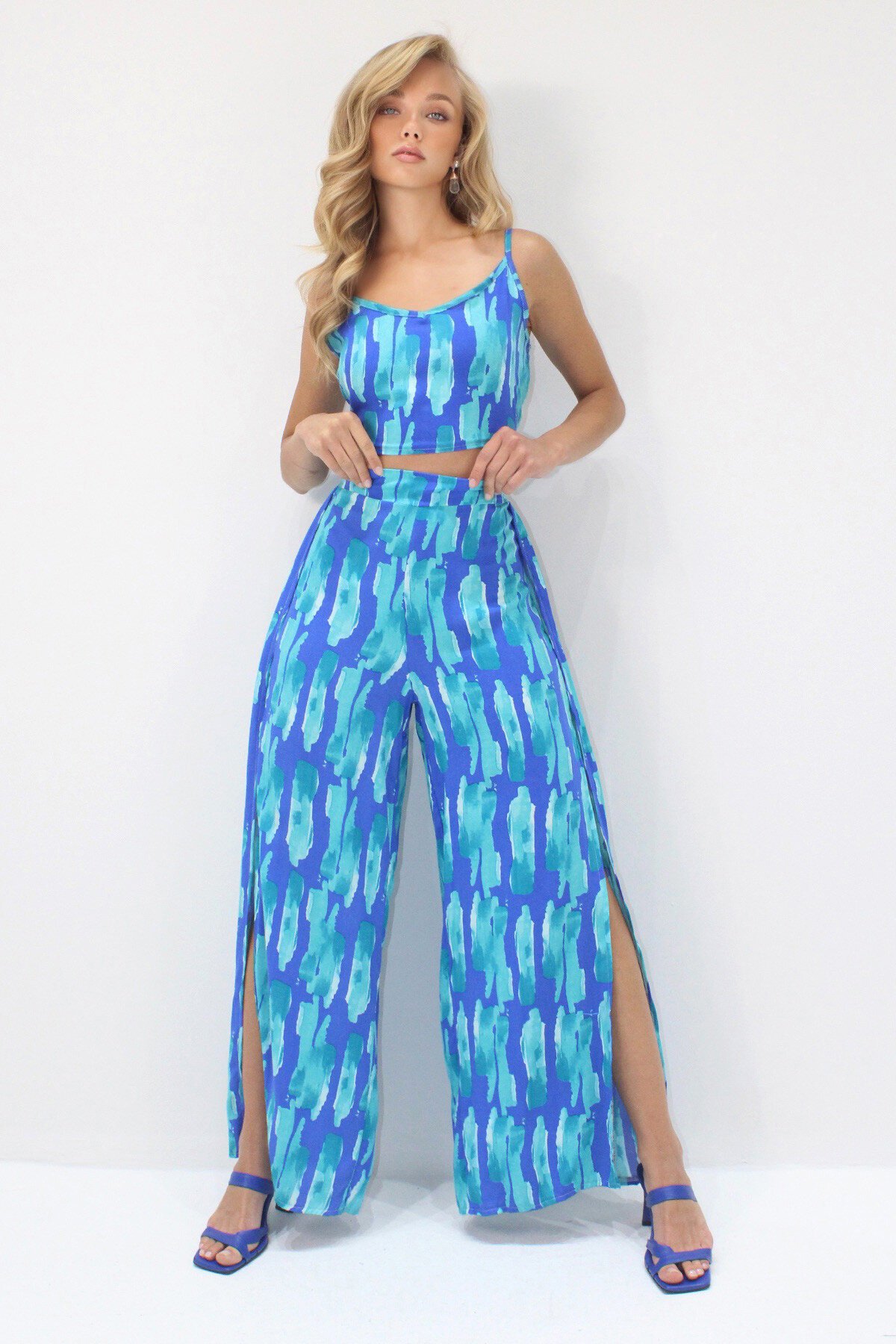 Mavi Ayarlanabilir Askılı Dokuma Viskon Crop Bluz Ve Yırtmaçlı Pantolon Takım