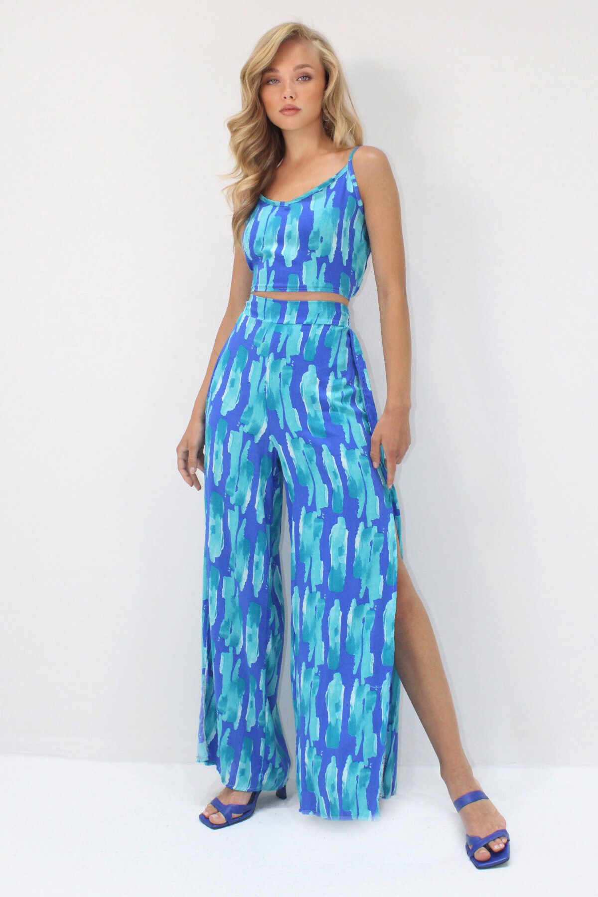 Mavi Ayarlanabilir Askılı Dokuma Viskon Crop Bluz Ve Yırtmaçlı Pantolon Takım