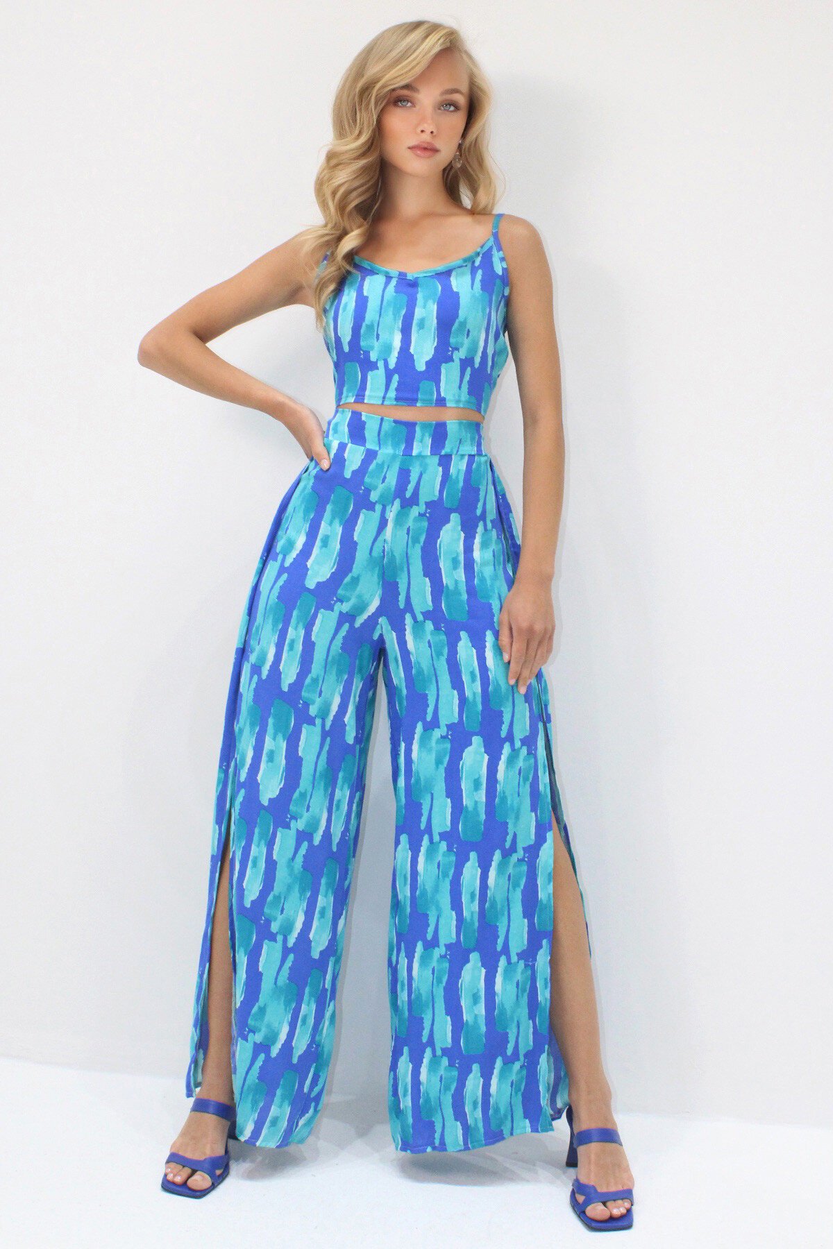 Mavi Ayarlanabilir Askılı Dokuma Viskon Crop Bluz Ve Yırtmaçlı Pantolon Takım