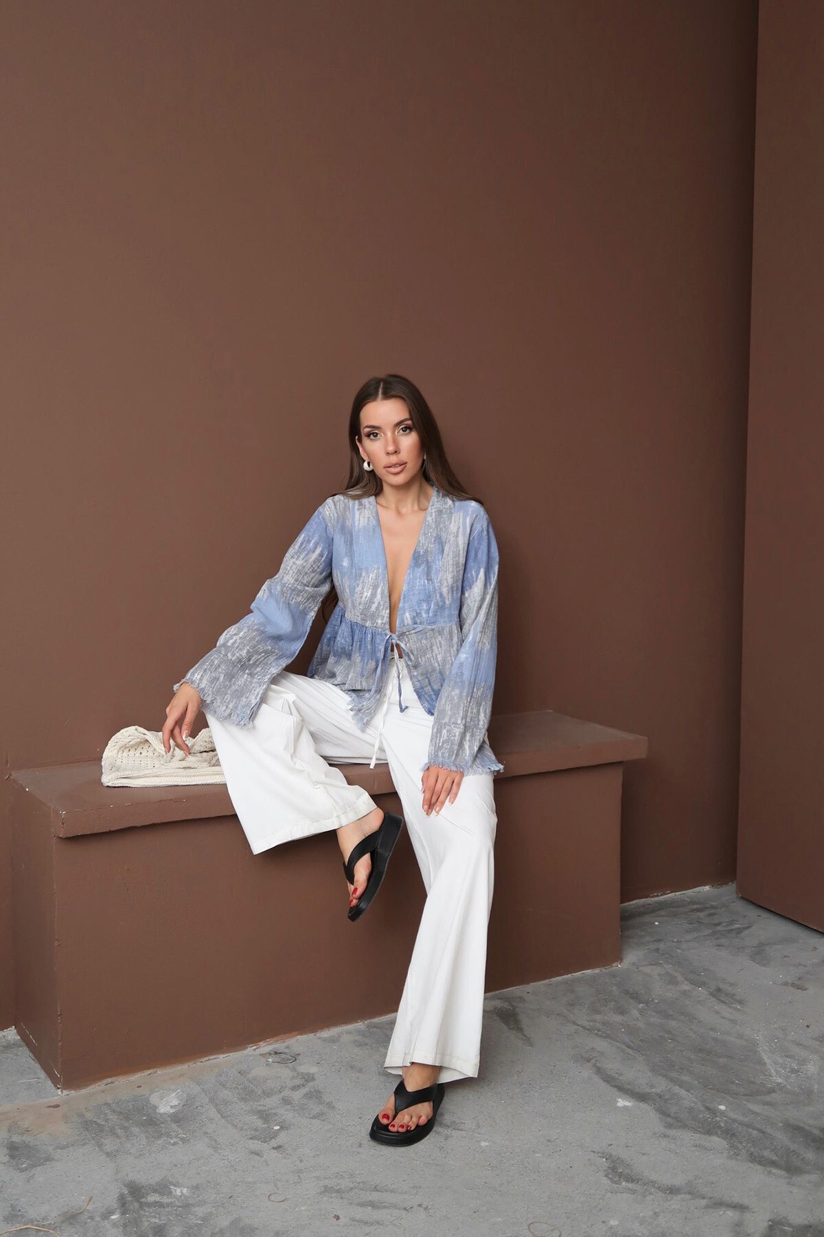 Mavi Batik Desenli Püsküllü Bağlama Detaylı Müslin Bluz