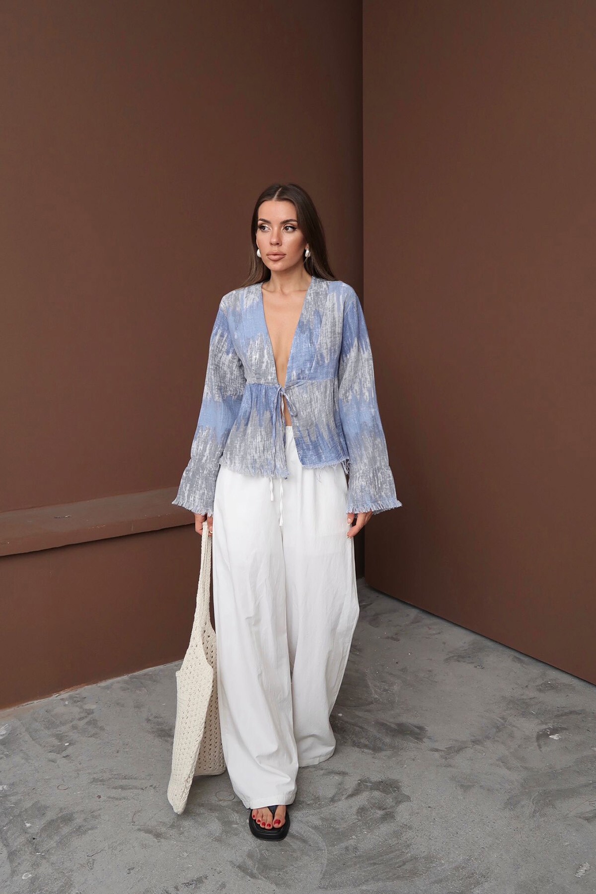 Mavi Batik Desenli Püsküllü Bağlama Detaylı Müslin Bluz