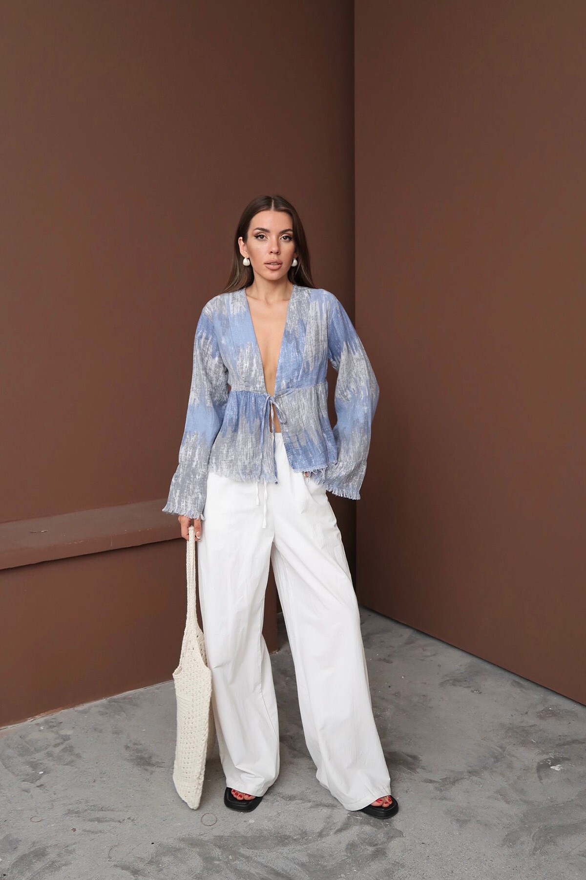 Mavi Batik Desenli Püsküllü Bağlama Detaylı Müslin Bluz