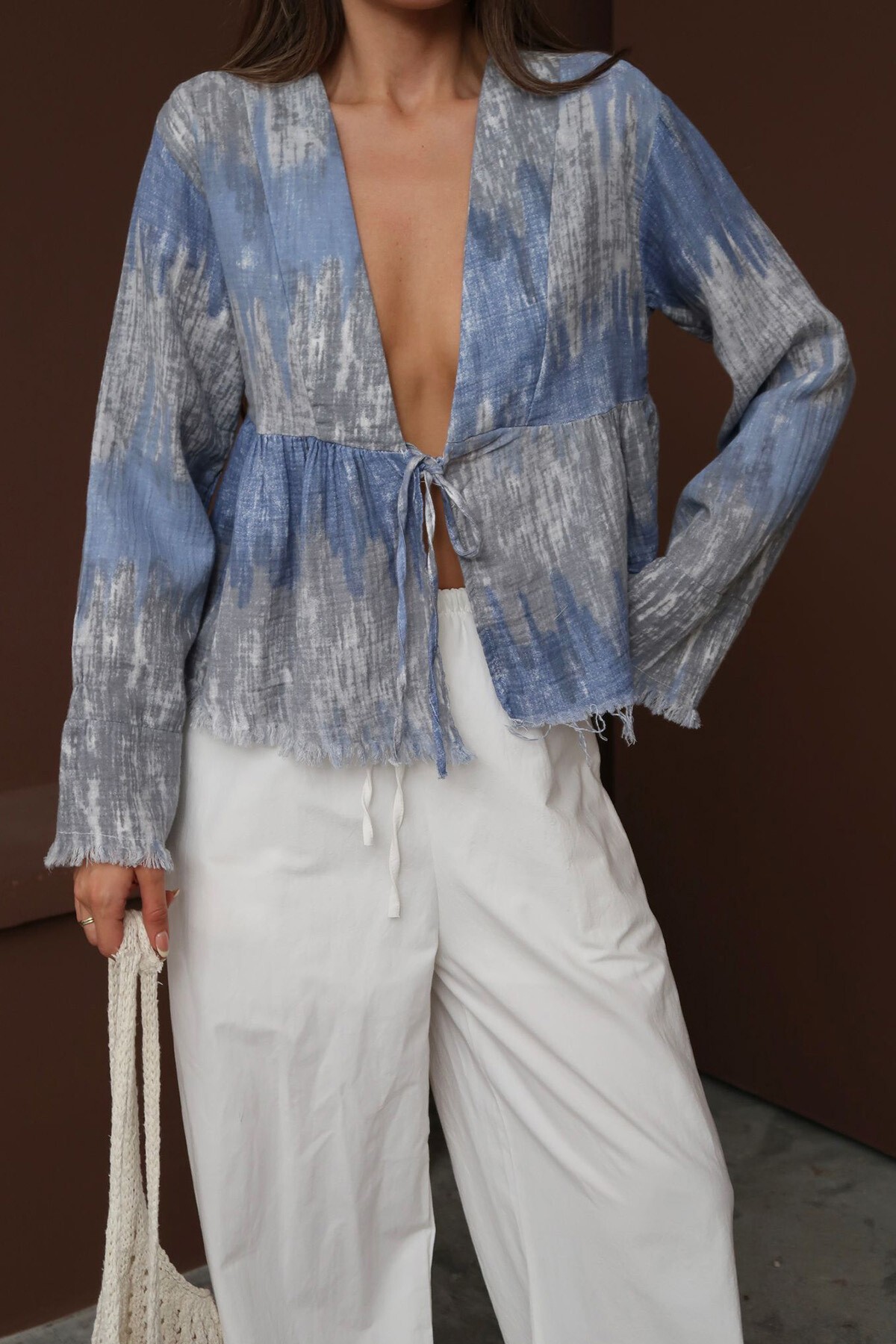 Mavi Batik Desenli Püsküllü Bağlama Detaylı Müslin Bluz