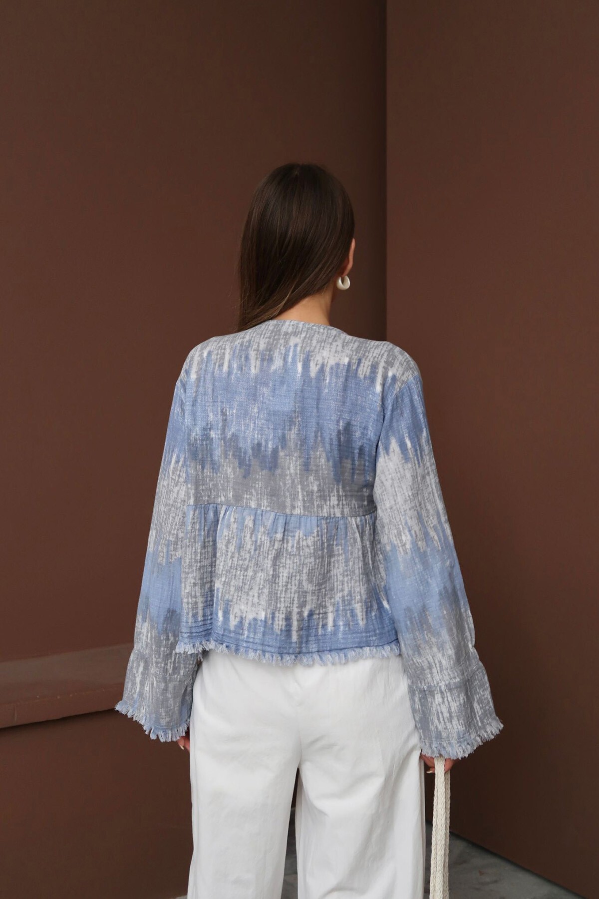 Mavi Batik Desenli Püsküllü Bağlama Detaylı Müslin Bluz