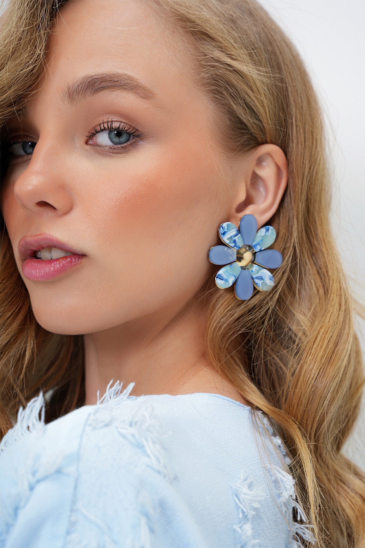 Mavi Papatya Motifli Sedefli Küpe