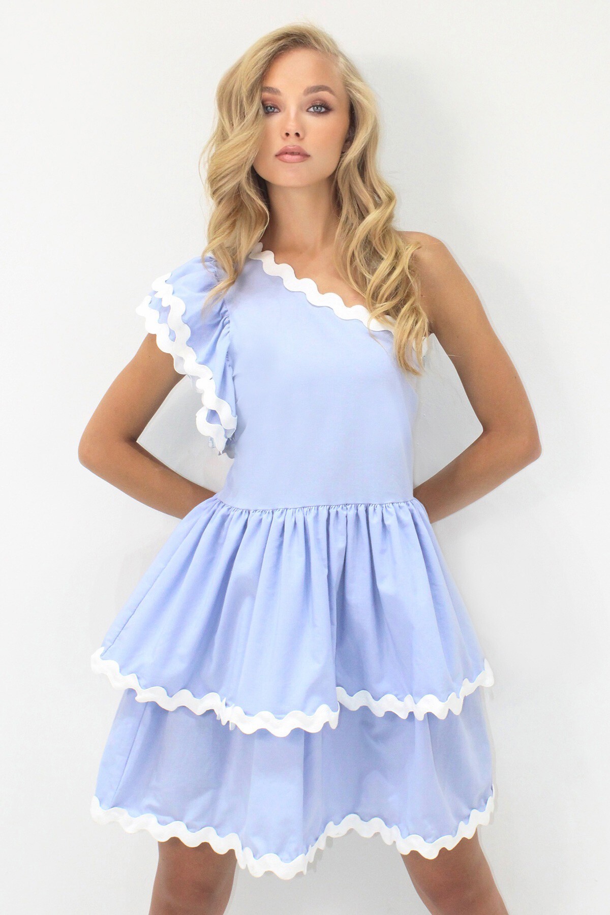 Mavi Tek Omuz Gizli Fermuarlı  Eteği Kat Kat Volanlı Dokuma Poplin Elbise